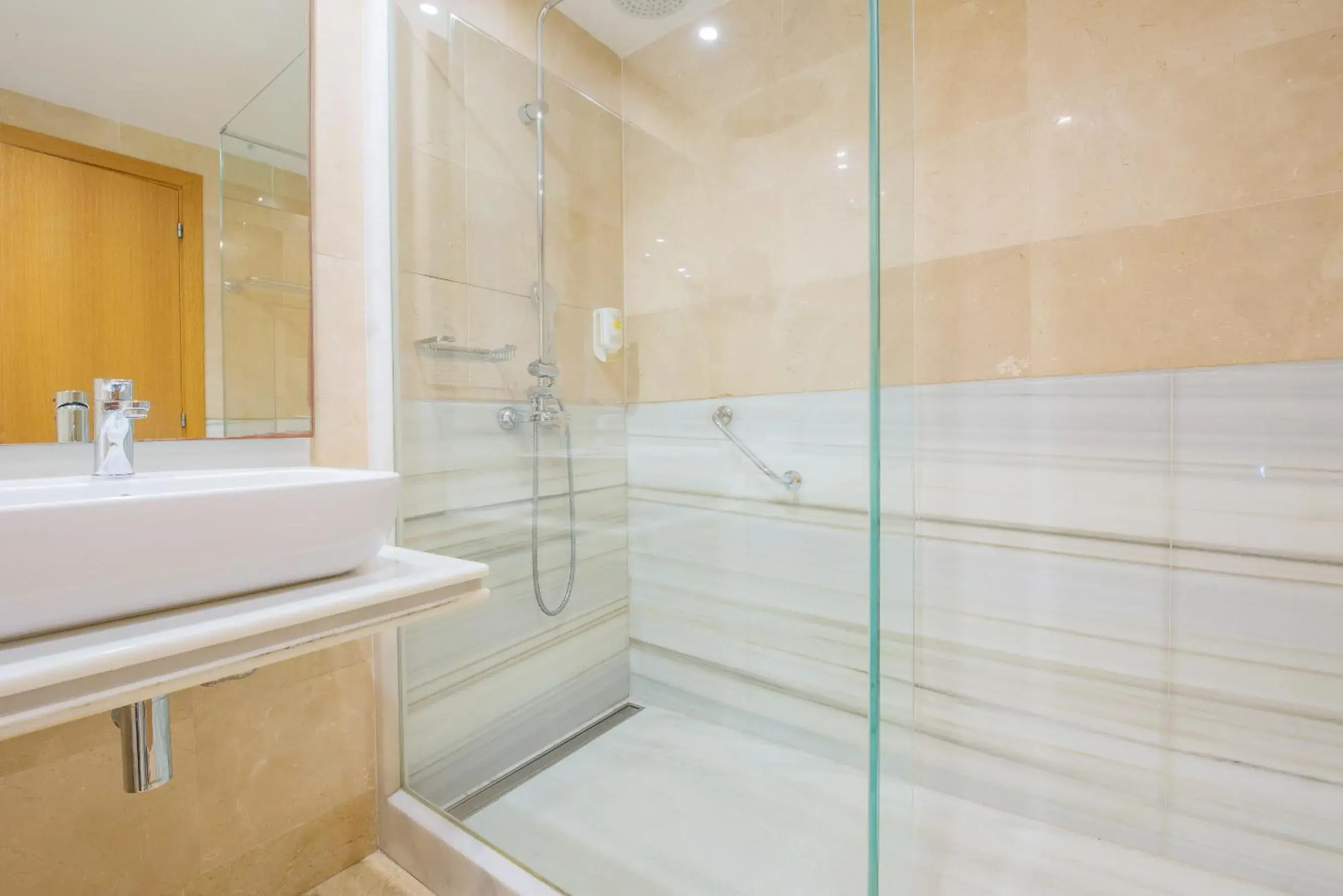 Bathroom in Aparthotel Dunes Platja Bathroom in Aparthotel Dunes Platja