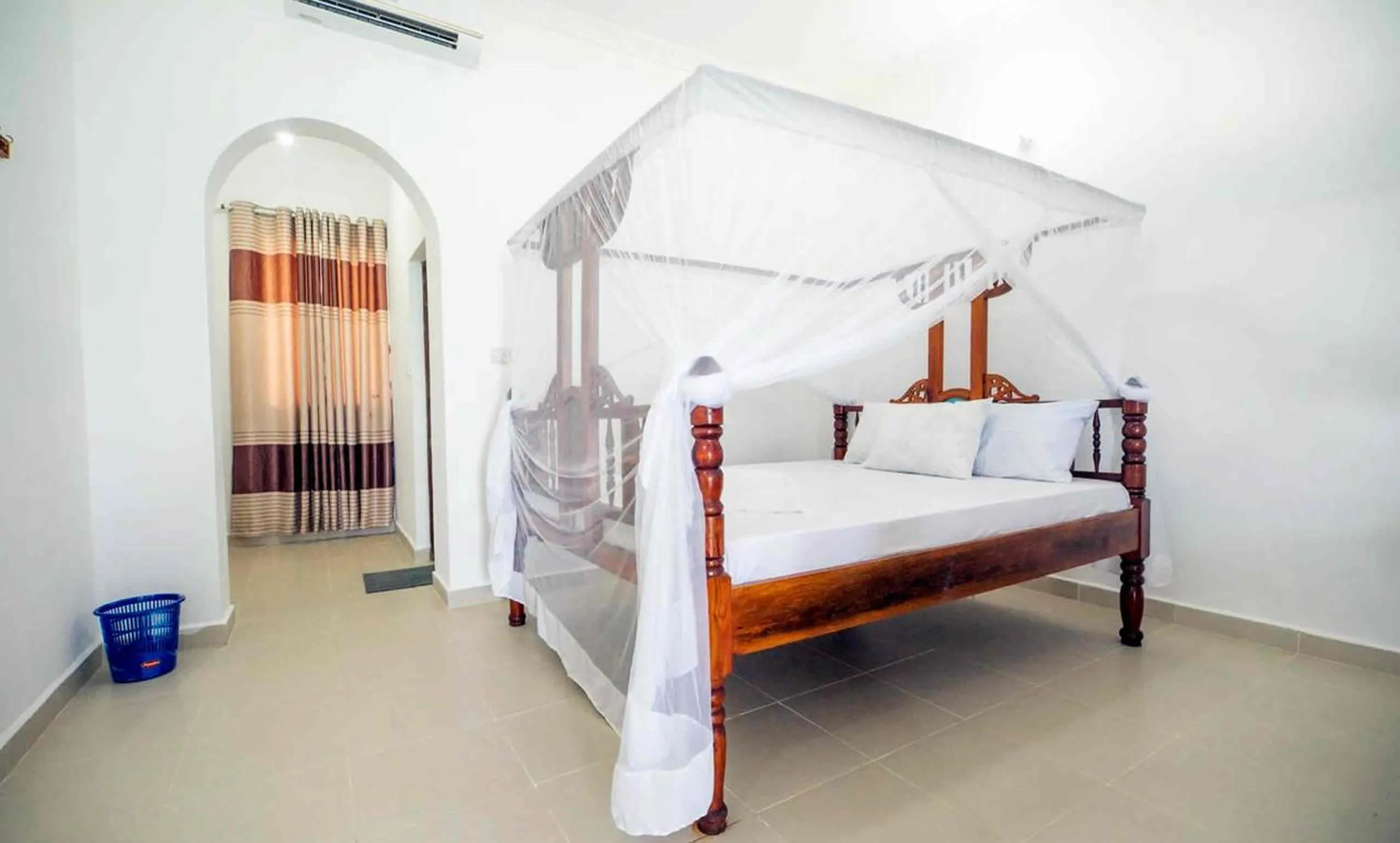 Bedroom, Bed in Visitor's Inn