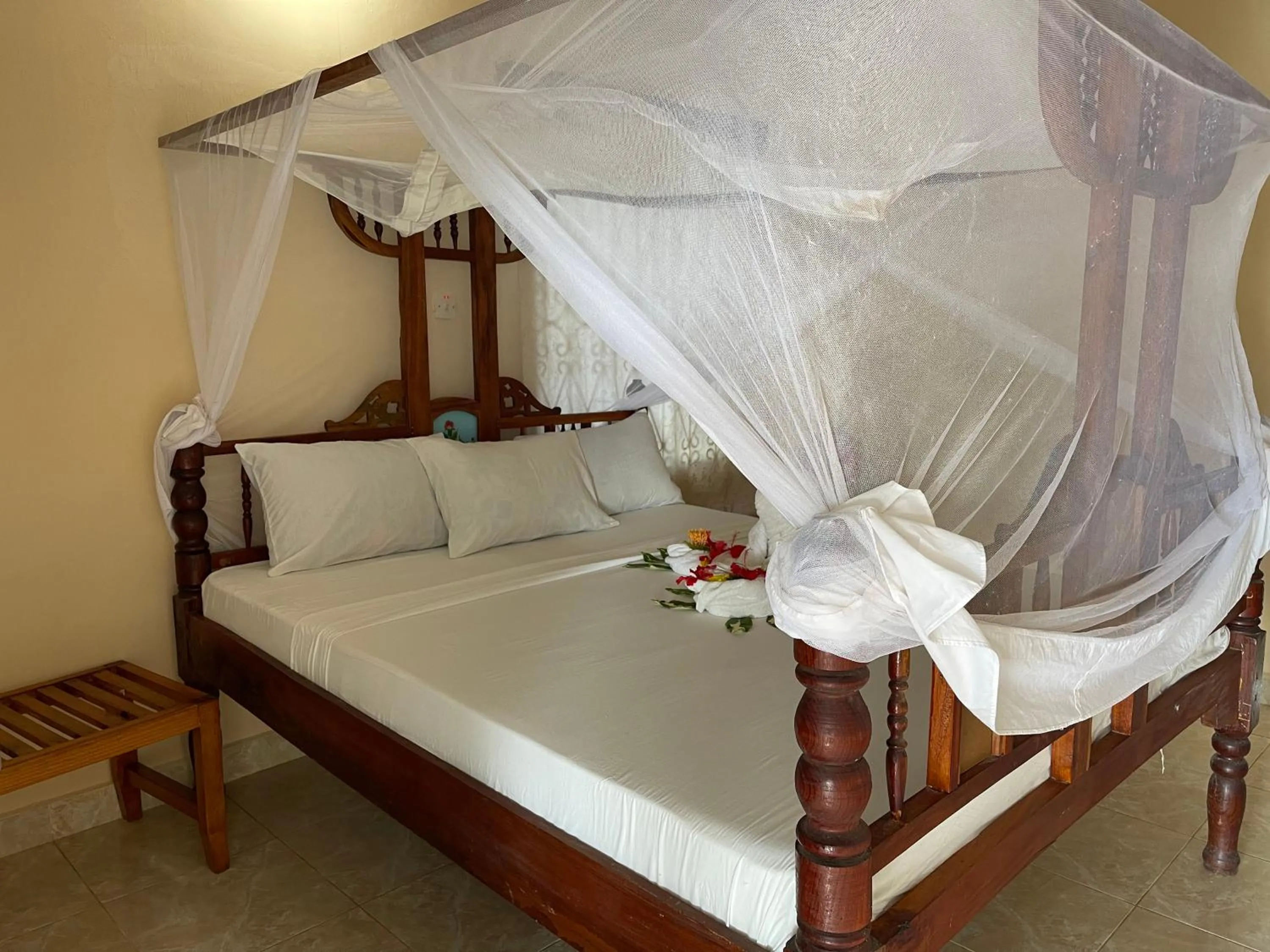 Property building, Bed in Visitor's Inn