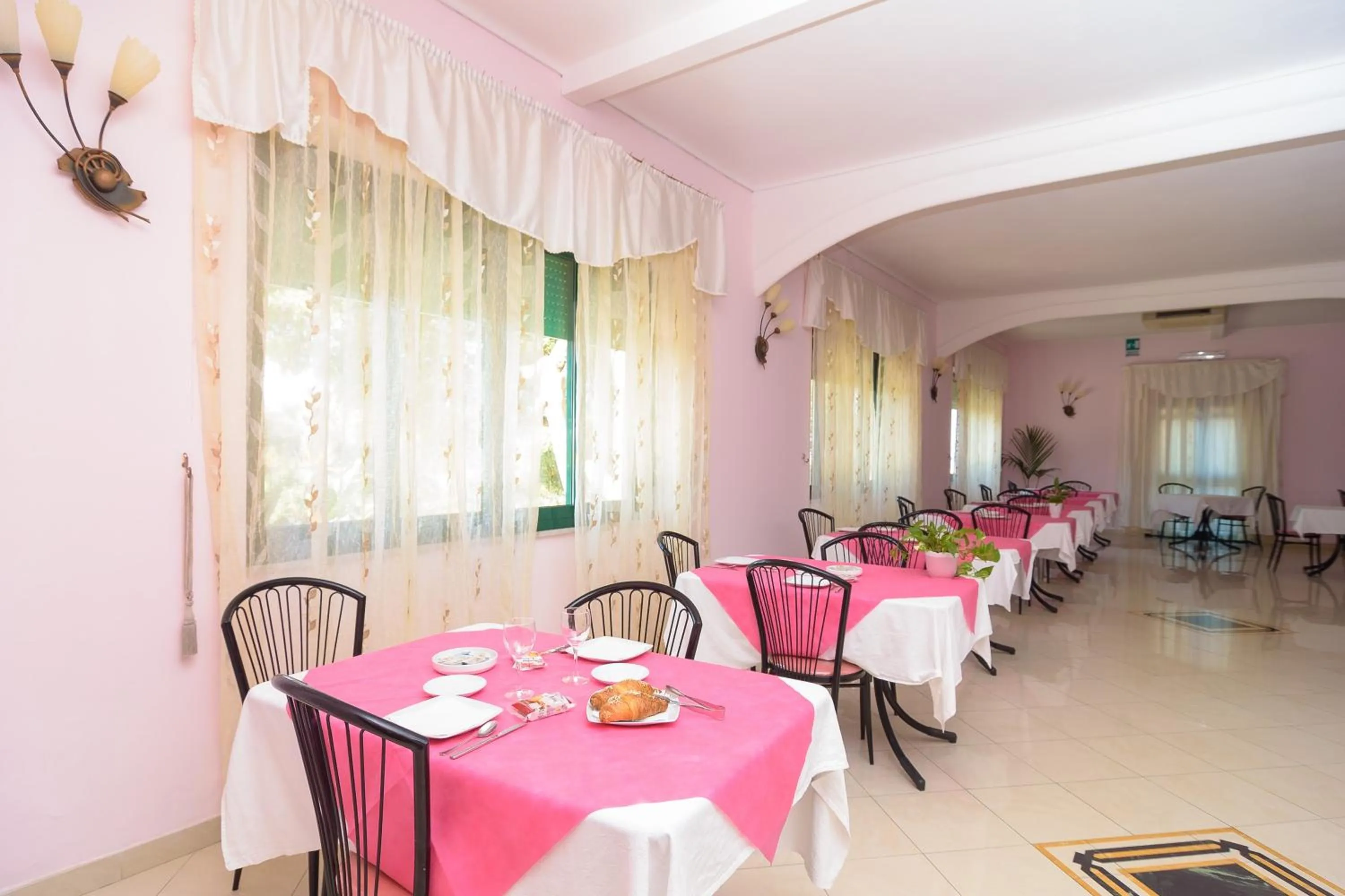 Restaurant/places to eat in Hotel Riviera