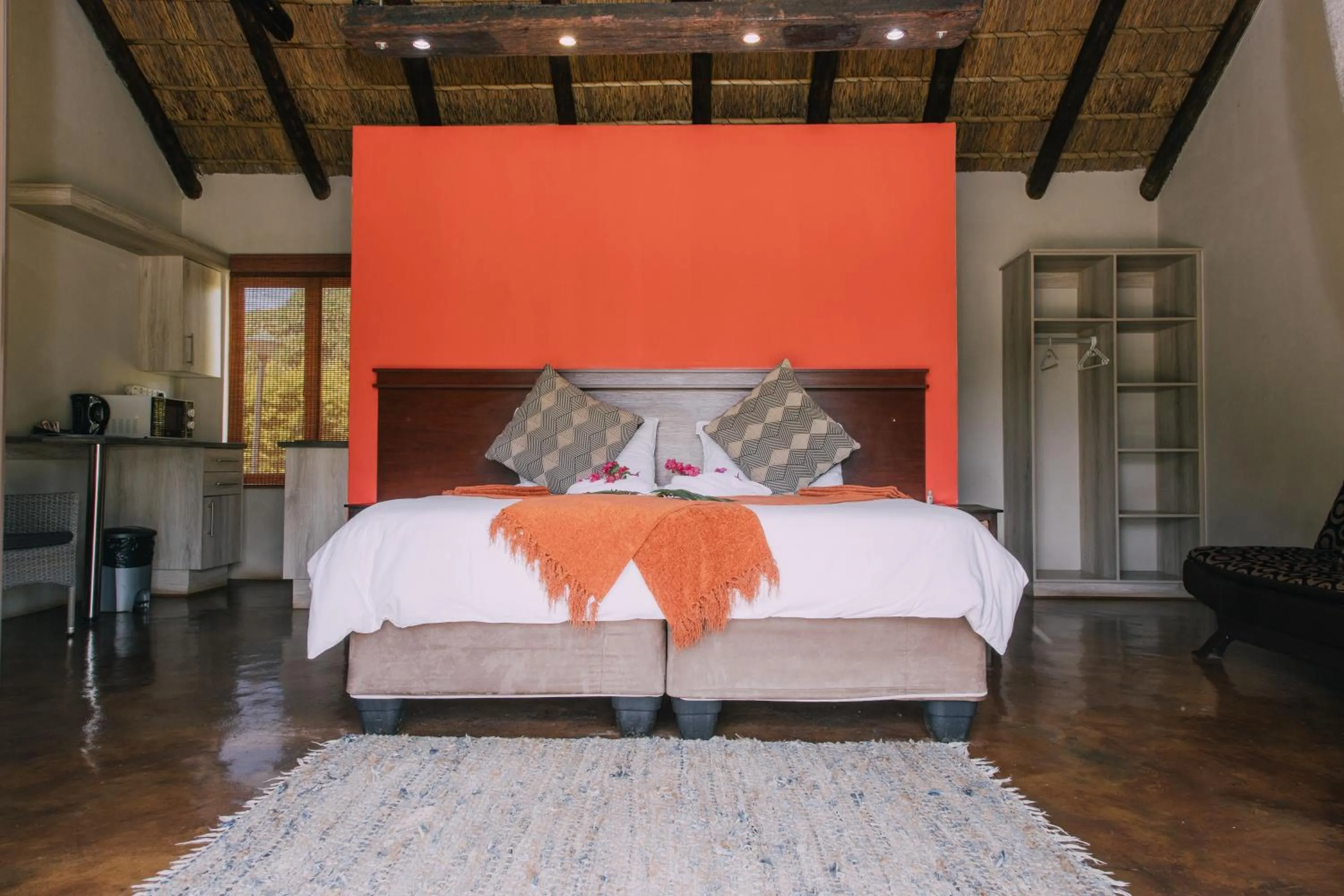 Photo of the whole room, Bed in Kruger View Chalets