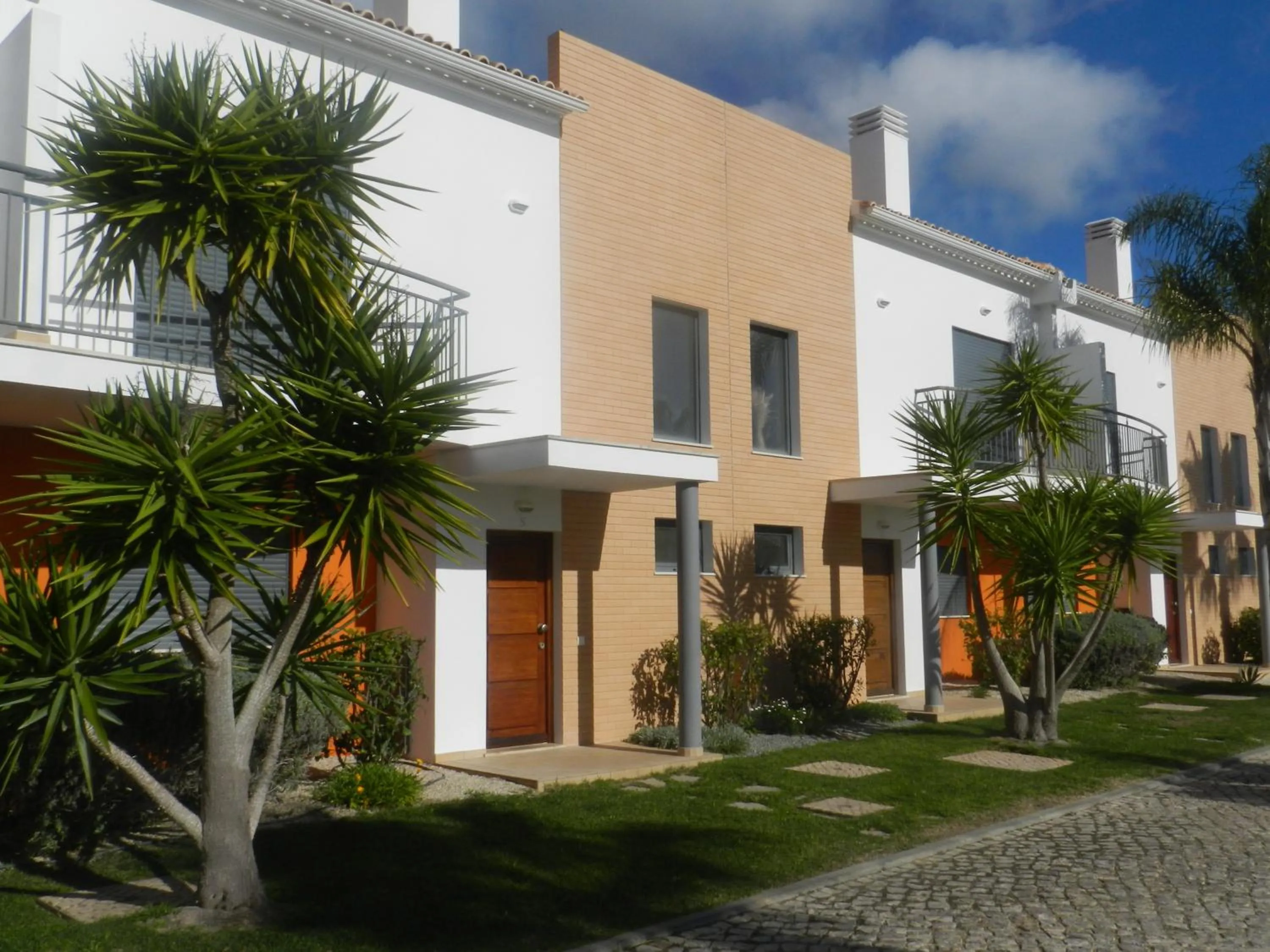 Facade/entrance in Jardins de Pêra