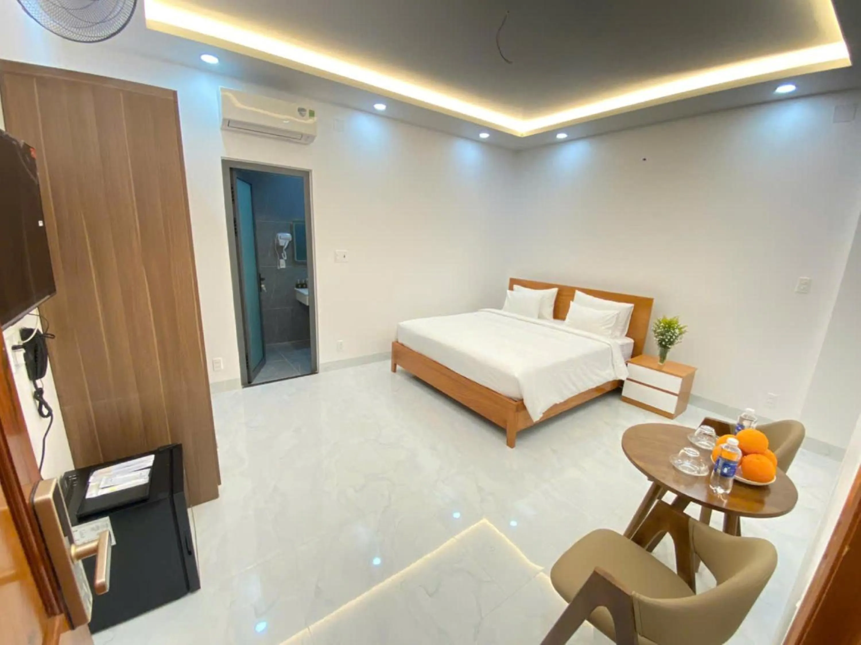 Bedroom, Bed in Golden Hotel