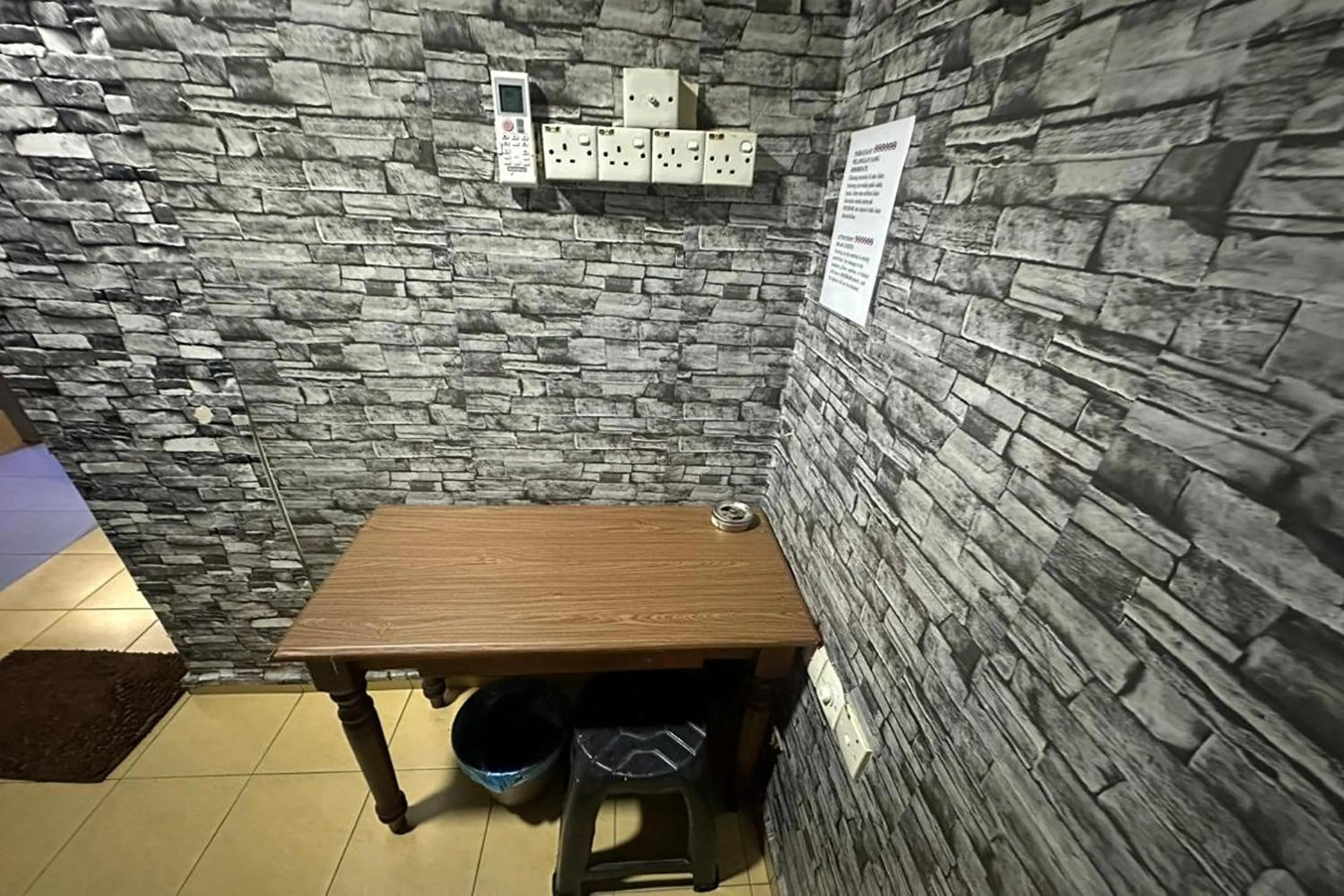 Dining area in I Rose Budget Hotel