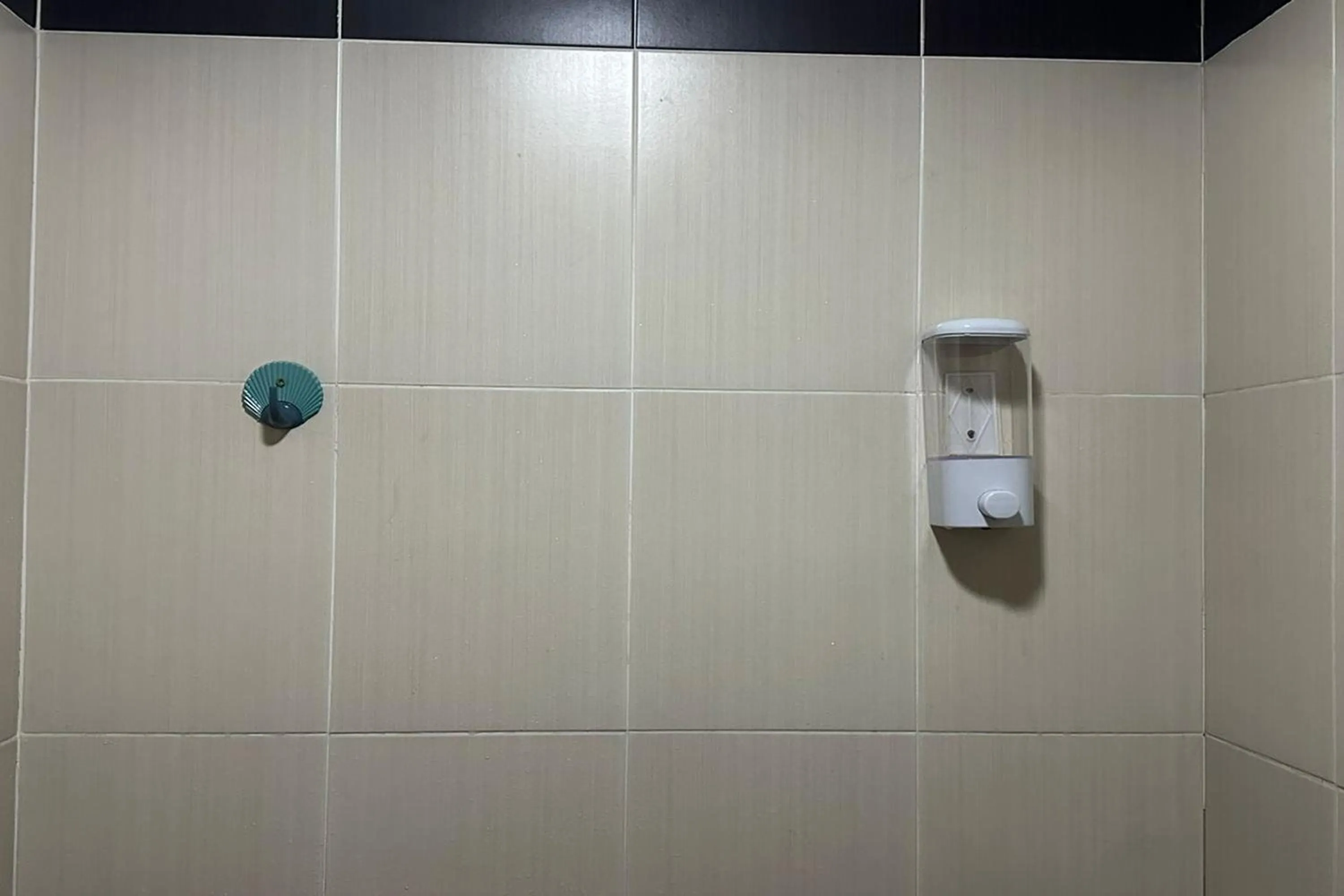 Shower in I Rose Budget Hotel