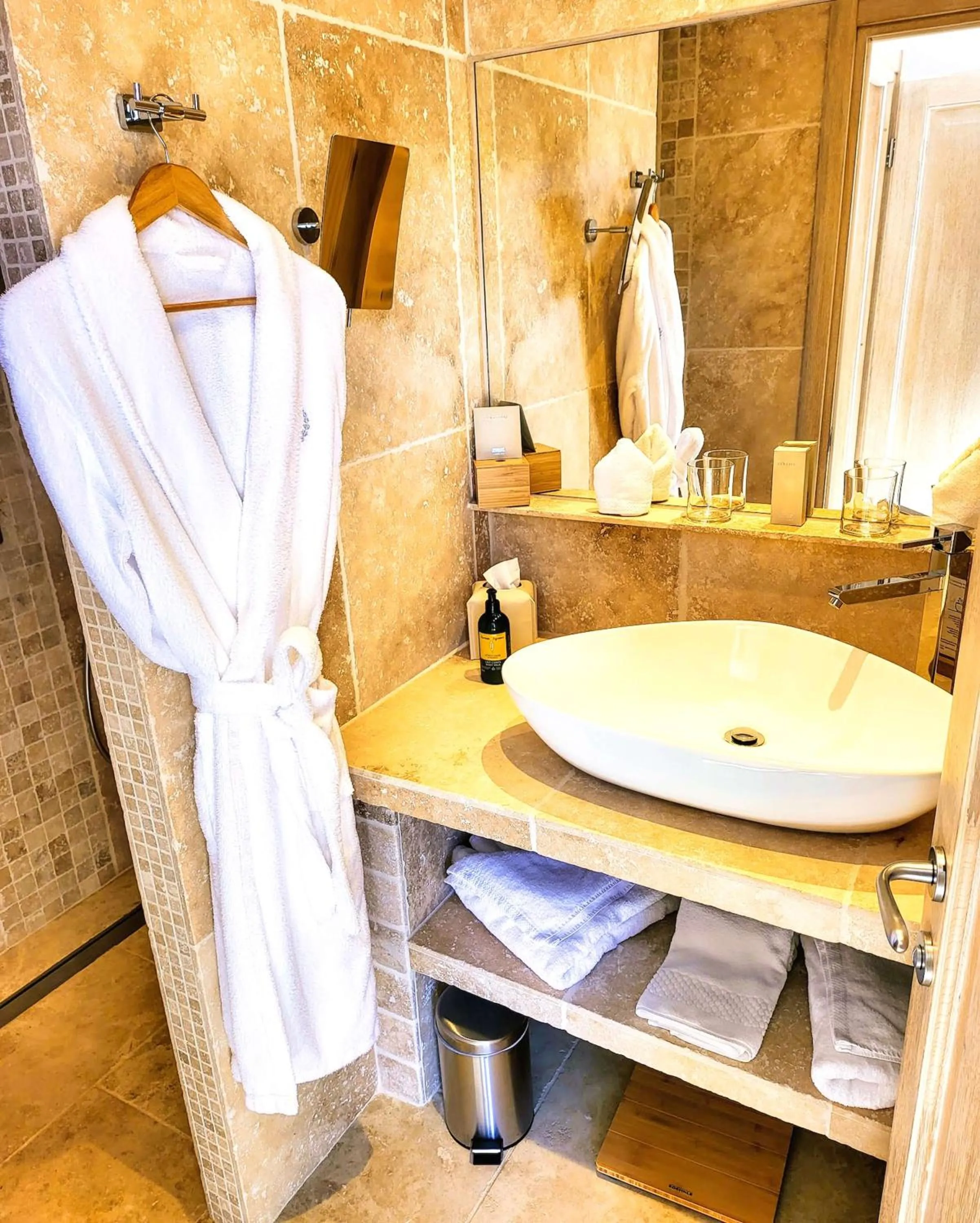 Bathroom in Domaine Ribiera, Hotel 5 Etoiles, SPA & Golf - Forcalquier