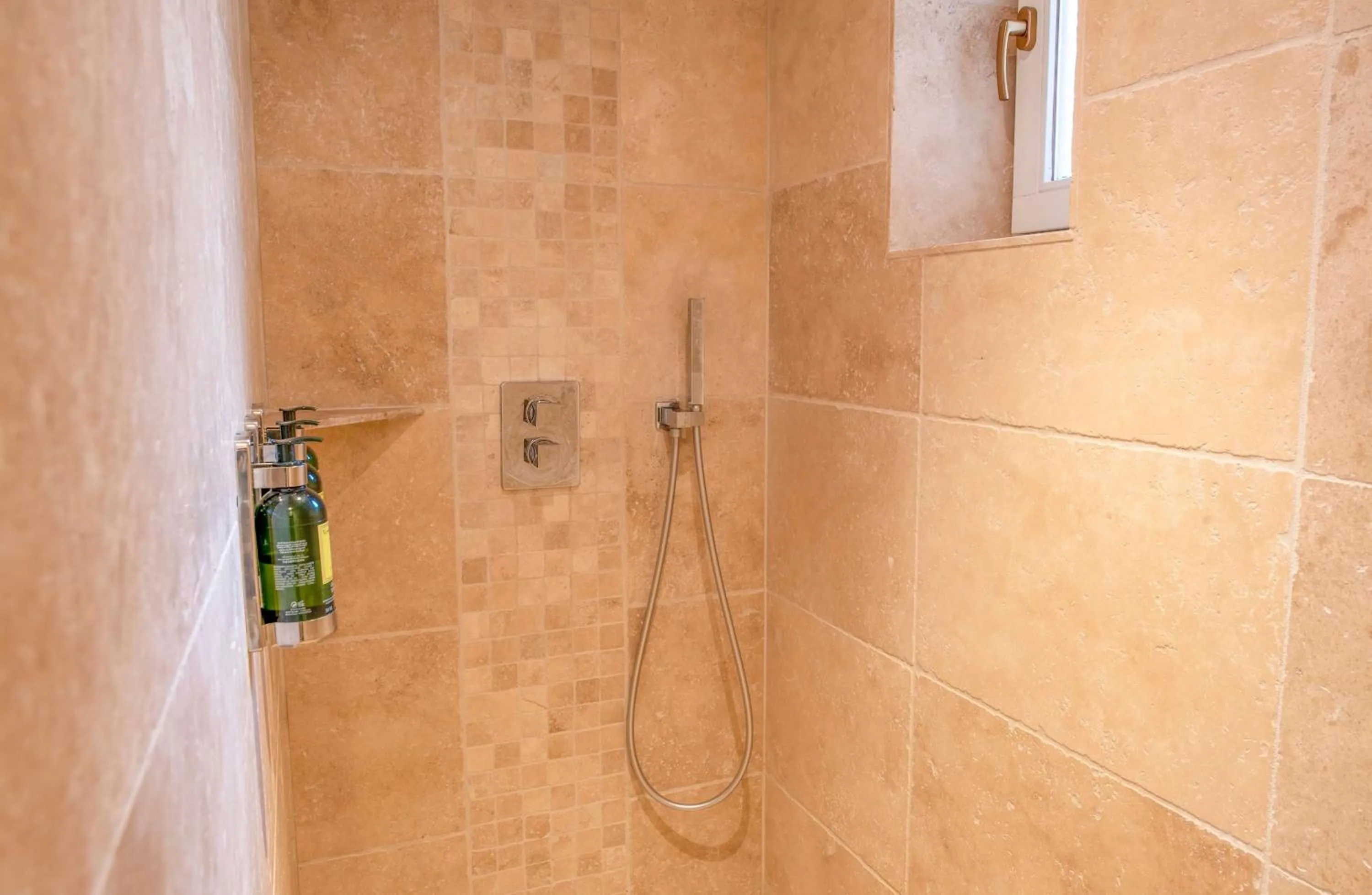 Shower in Domaine Ribiera, Hotel 5 Etoiles, SPA & Golf - Forcalquier