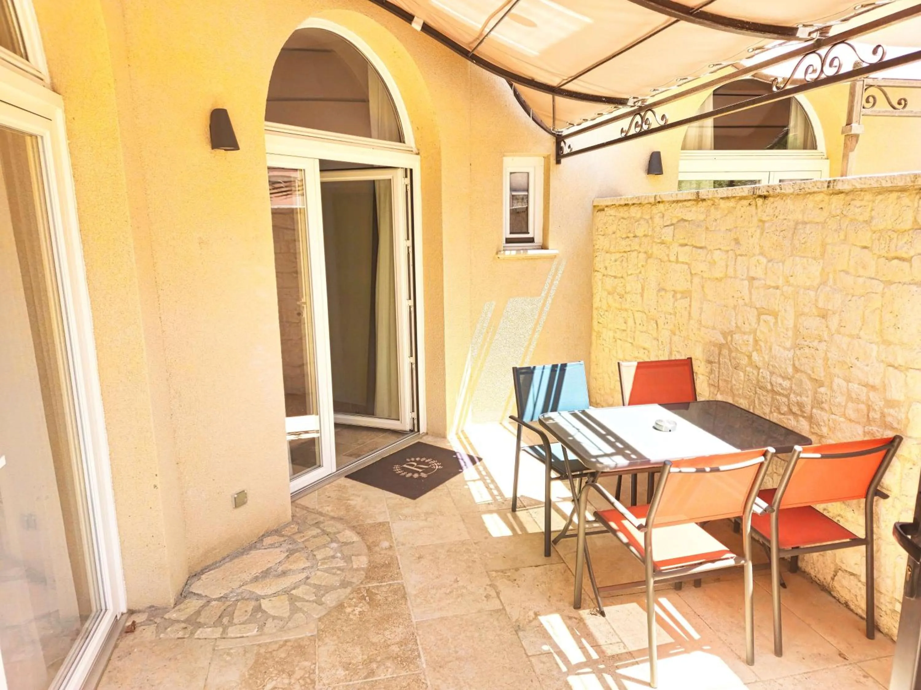 Patio in Domaine Ribiera, Hotel 5 Etoiles, SPA & Golf - Forcalquier
