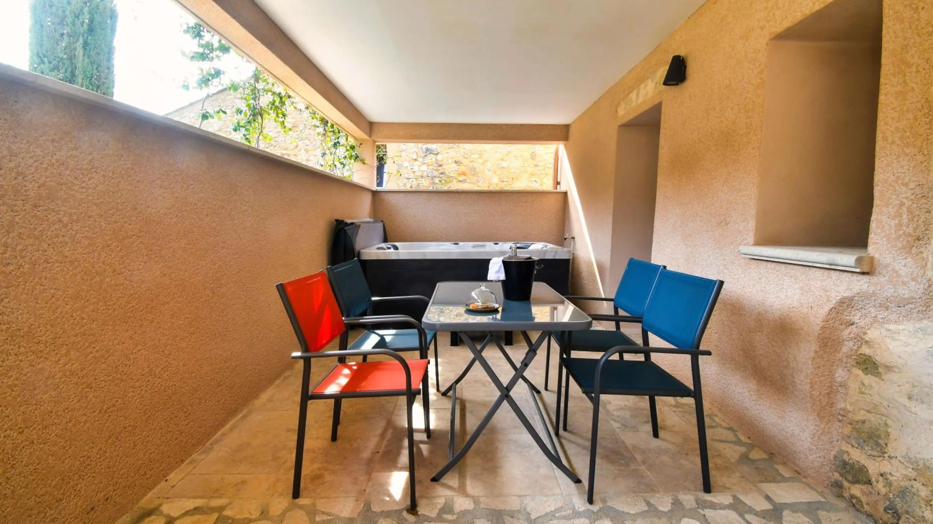 Patio in Domaine Ribiera, Hotel 5 Etoiles, SPA & Golf - Forcalquier