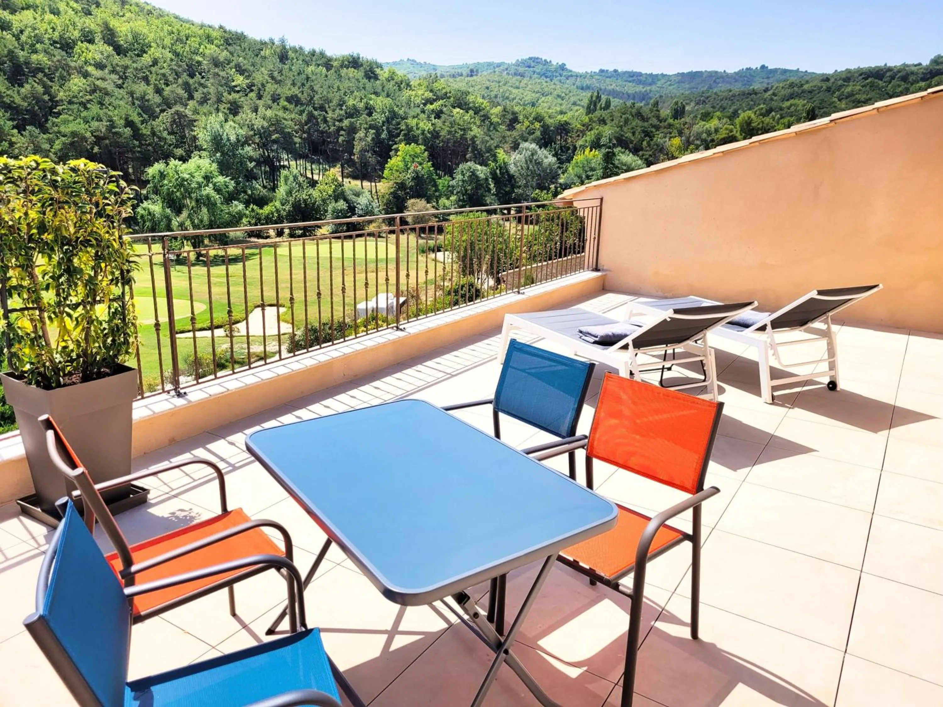 Patio in Domaine Ribiera, Hotel 5 Etoiles, SPA & Golf - Forcalquier