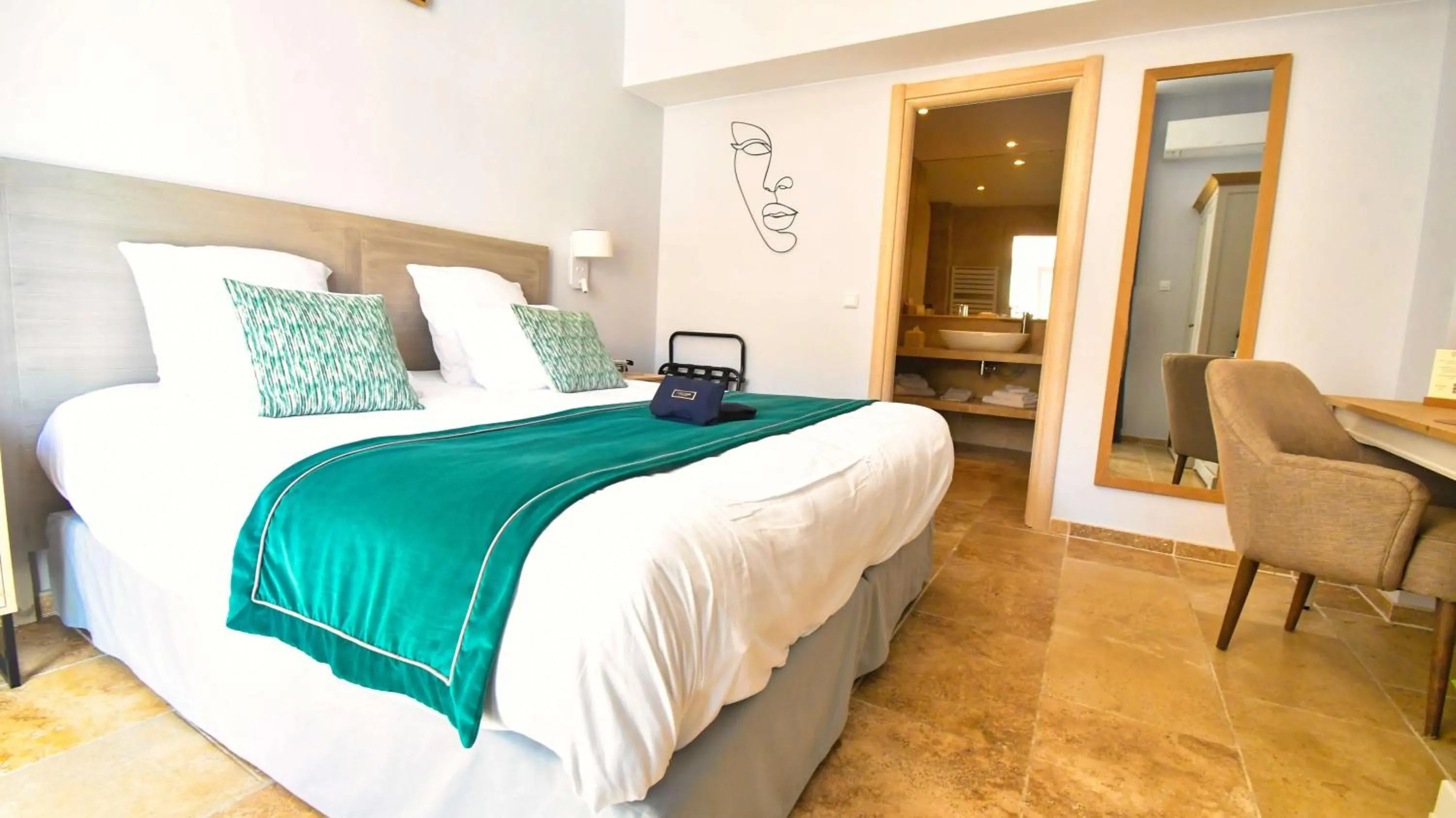 Bed in Domaine Ribiera, Hotel 5 Etoiles, SPA & Golf - Forcalquier