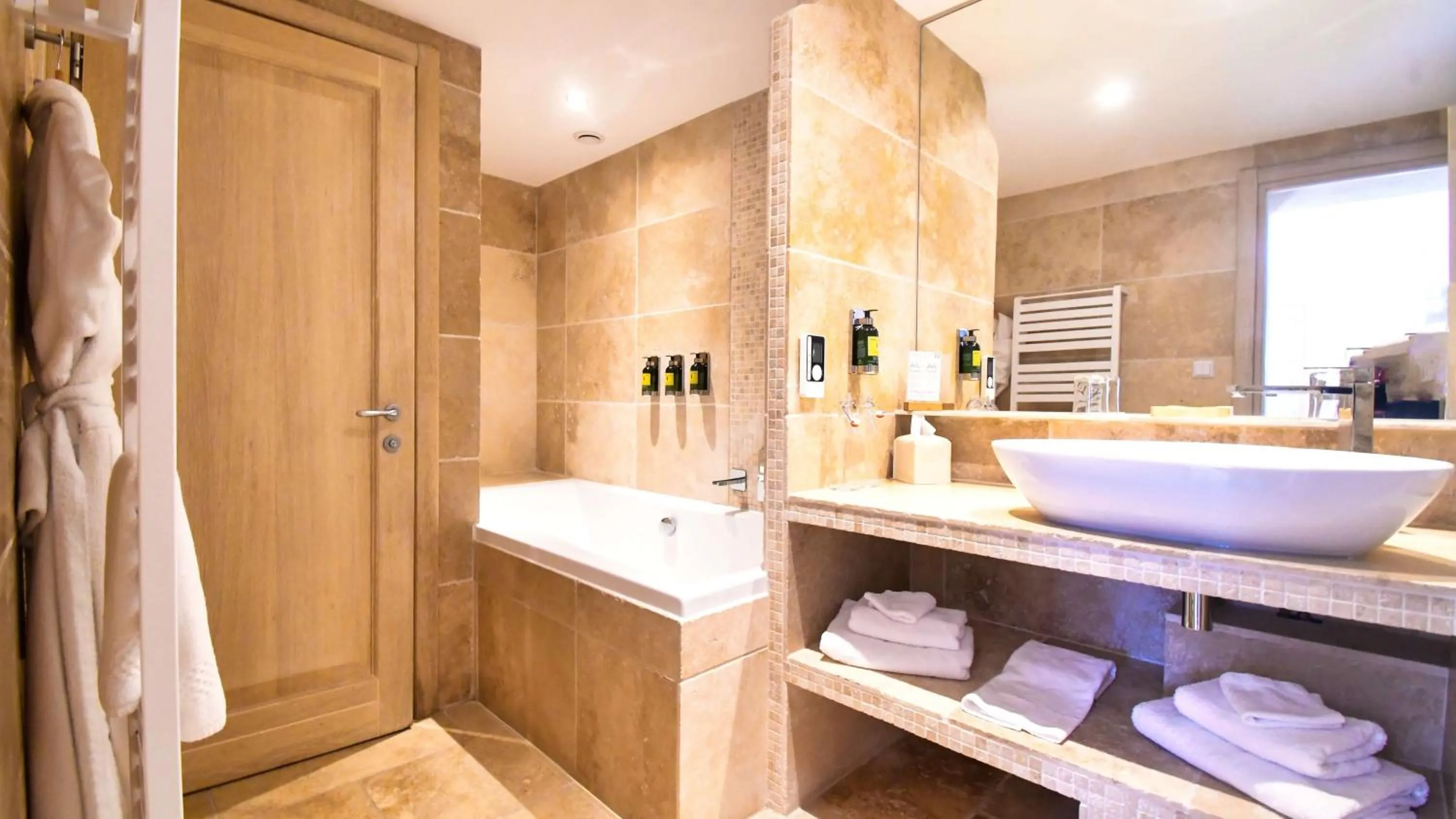 Bathroom in Domaine Ribiera, Hotel 5 Etoiles, SPA & Golf - Forcalquier