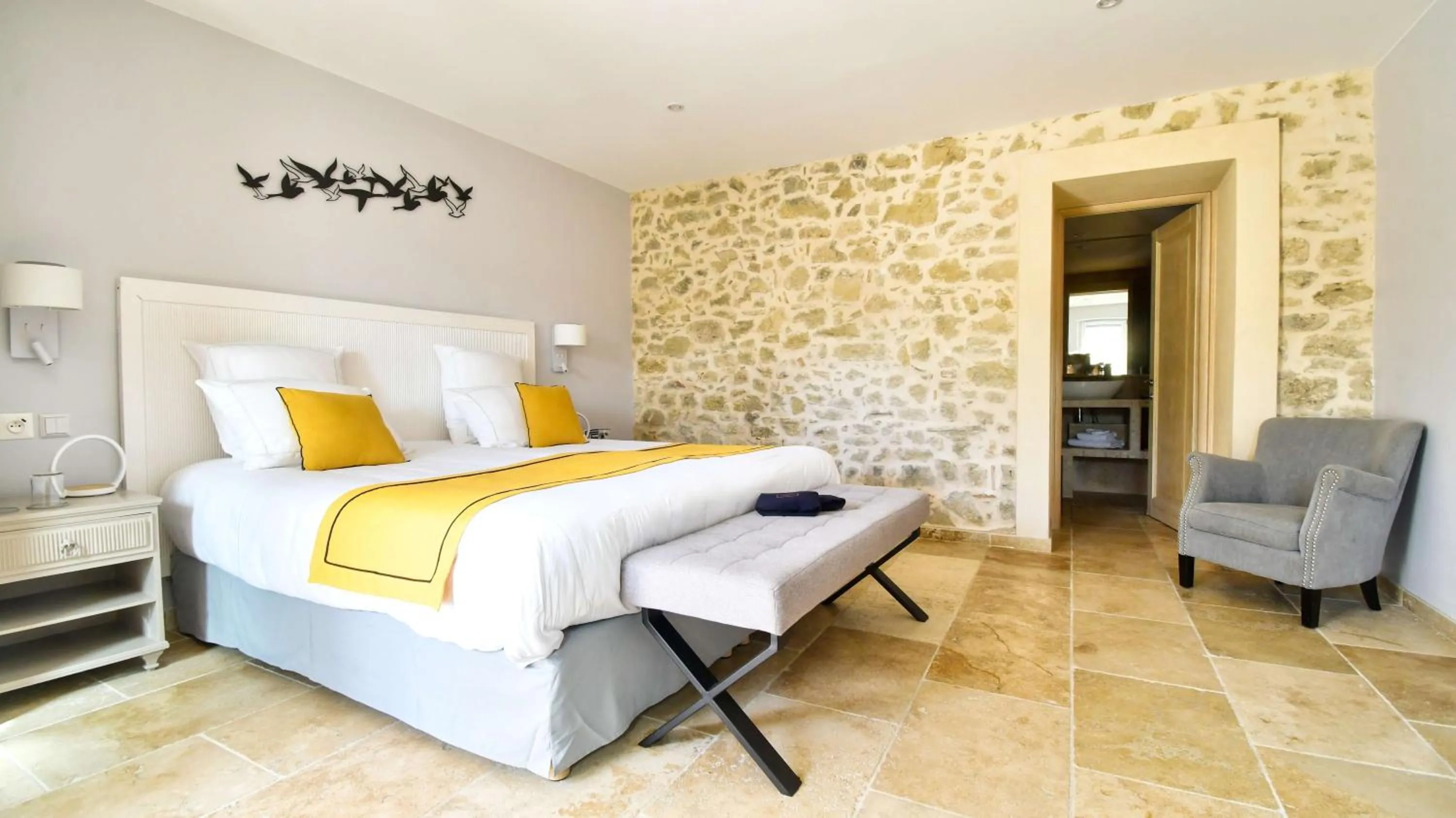Bedroom, Bed in Domaine Ribiera, Hotel 5 Etoiles, SPA & Golf - Forcalquier