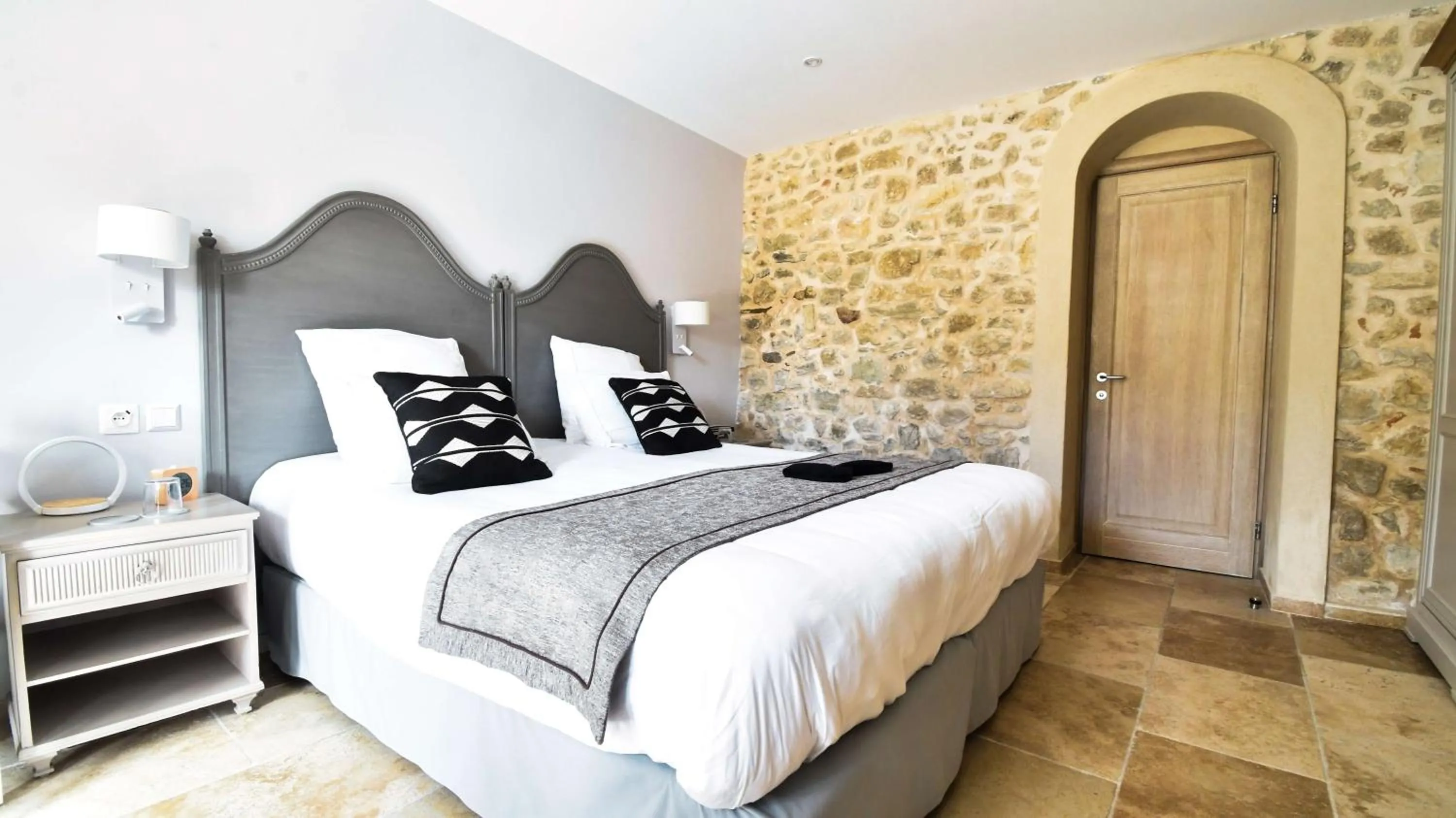 Bedroom, Bed in Domaine Ribiera, Hotel 5 Etoiles, SPA & Golf - Forcalquier