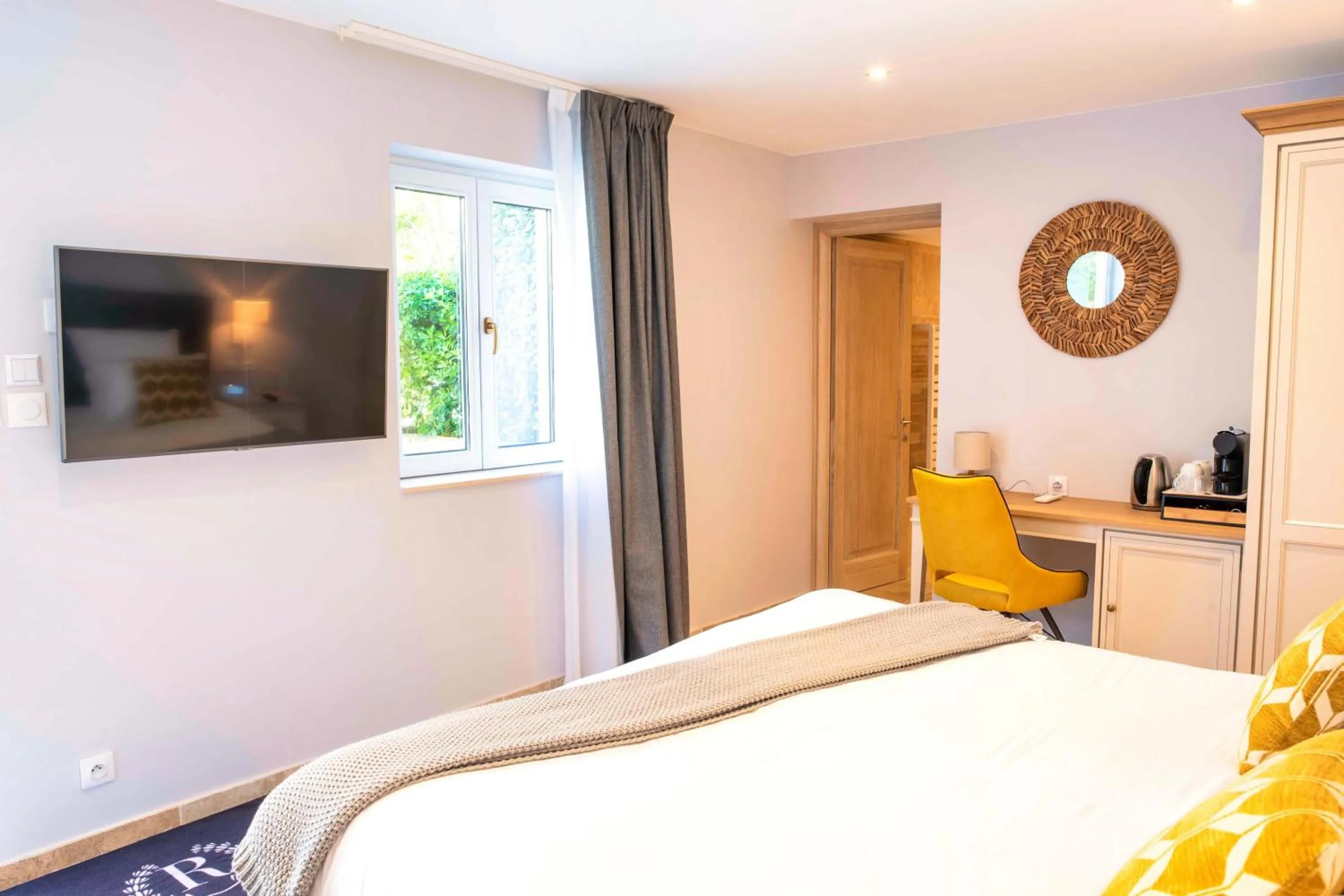 Bedroom, Bed in Domaine Ribiera, Hotel 5 Etoiles, SPA & Golf - Forcalquier