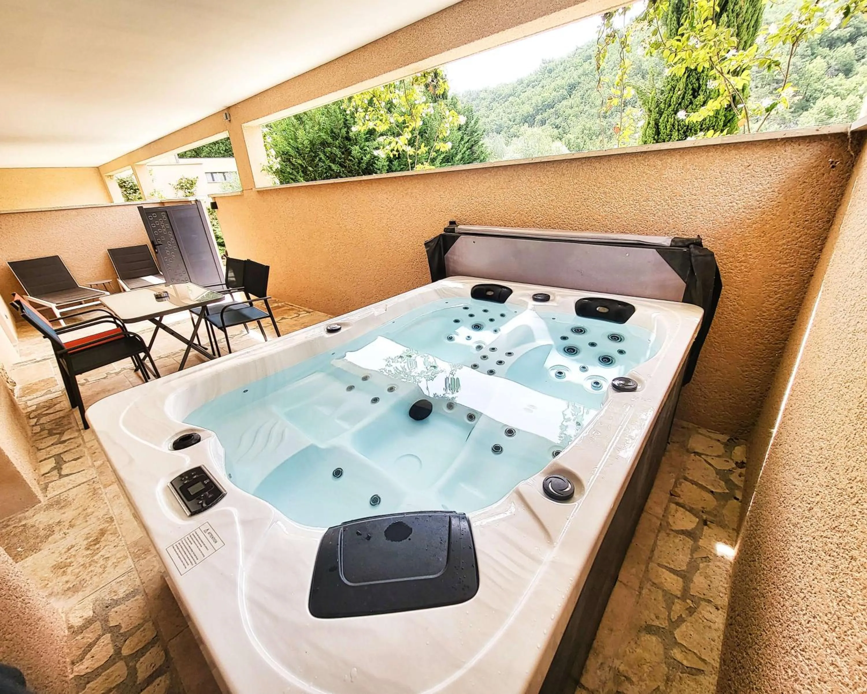 Hot Tub in Domaine Ribiera, Hotel 5 Etoiles, SPA & Golf - Forcalquier