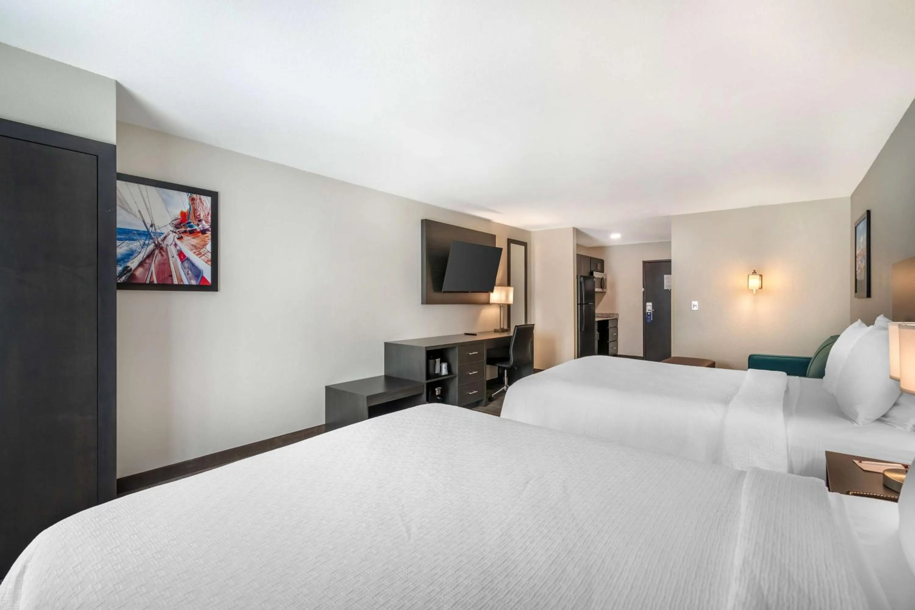 Photo of the whole room, Bed in Best Western Plus Bluffton/Hilton Head Hotel