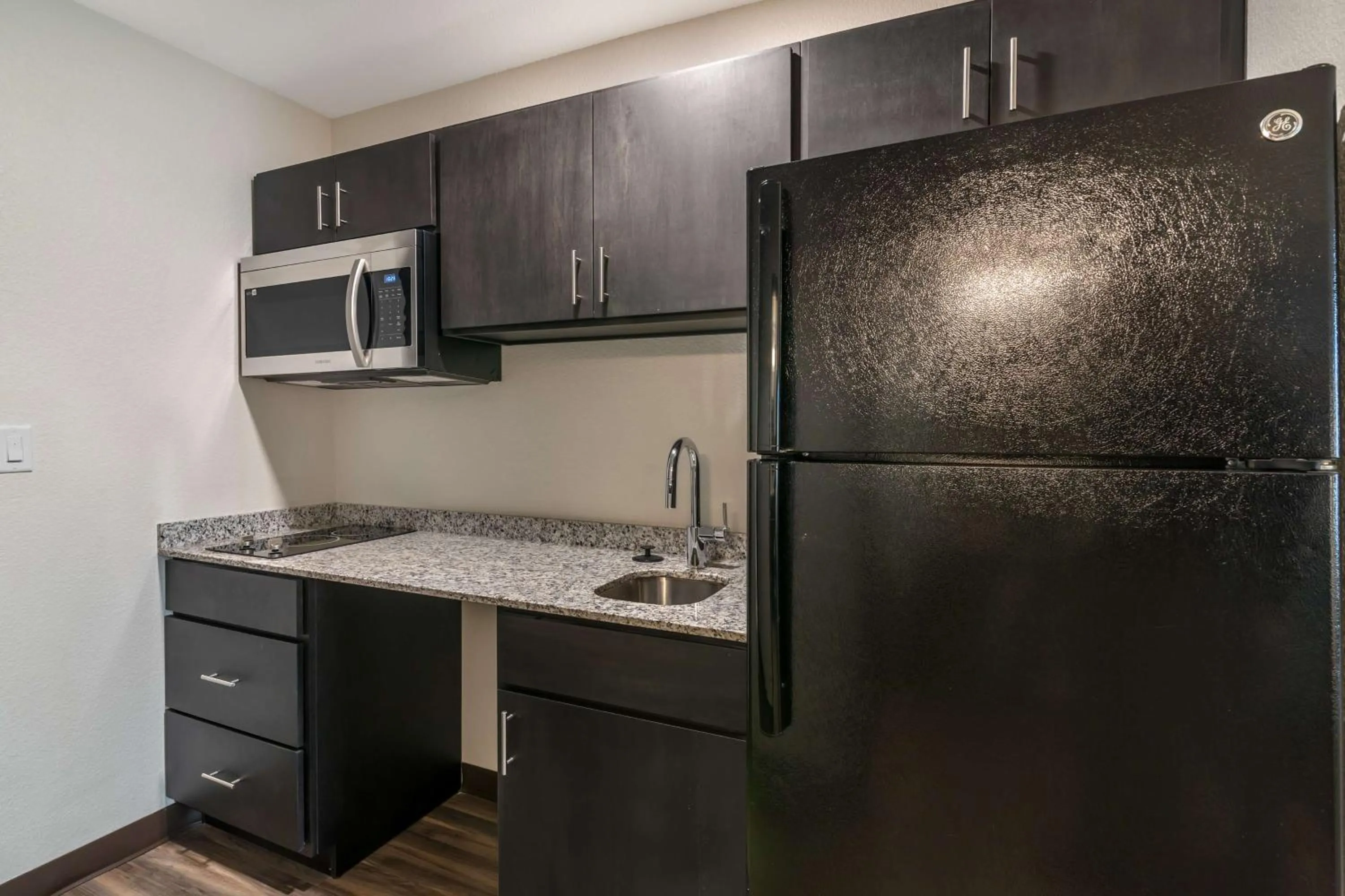 Kitchen or kitchenette in Best Western Plus Bluffton/Hilton Head Hotel