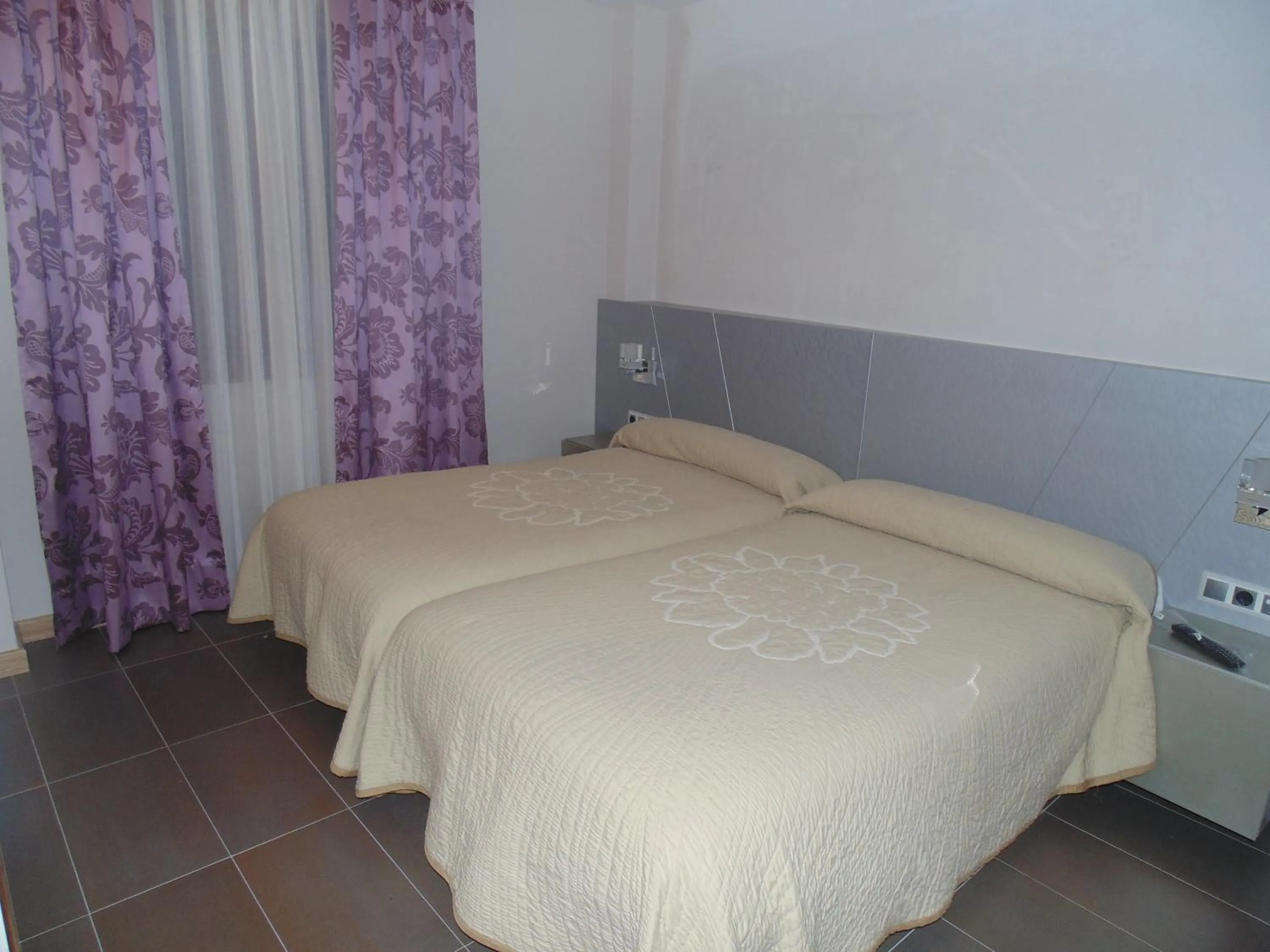 Bedroom, Bed in Hotel Ribera de Langa