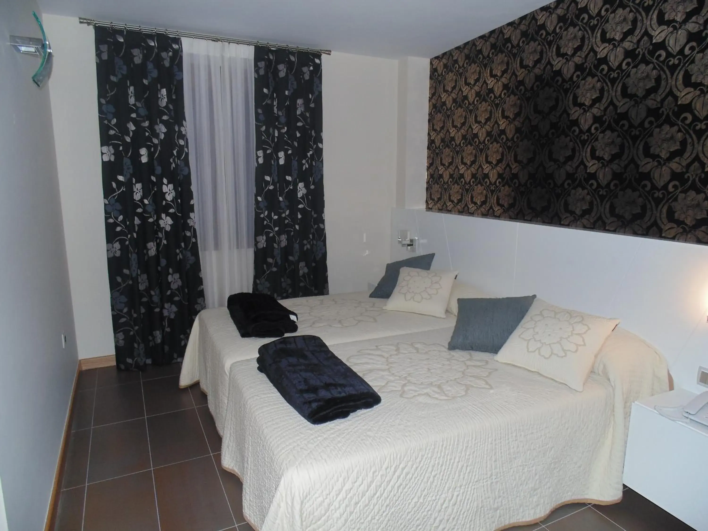 Twin Room - single occupancy in Hotel Ribera de Langa Twin Room - single occupancy in Hotel Ribera de Langa