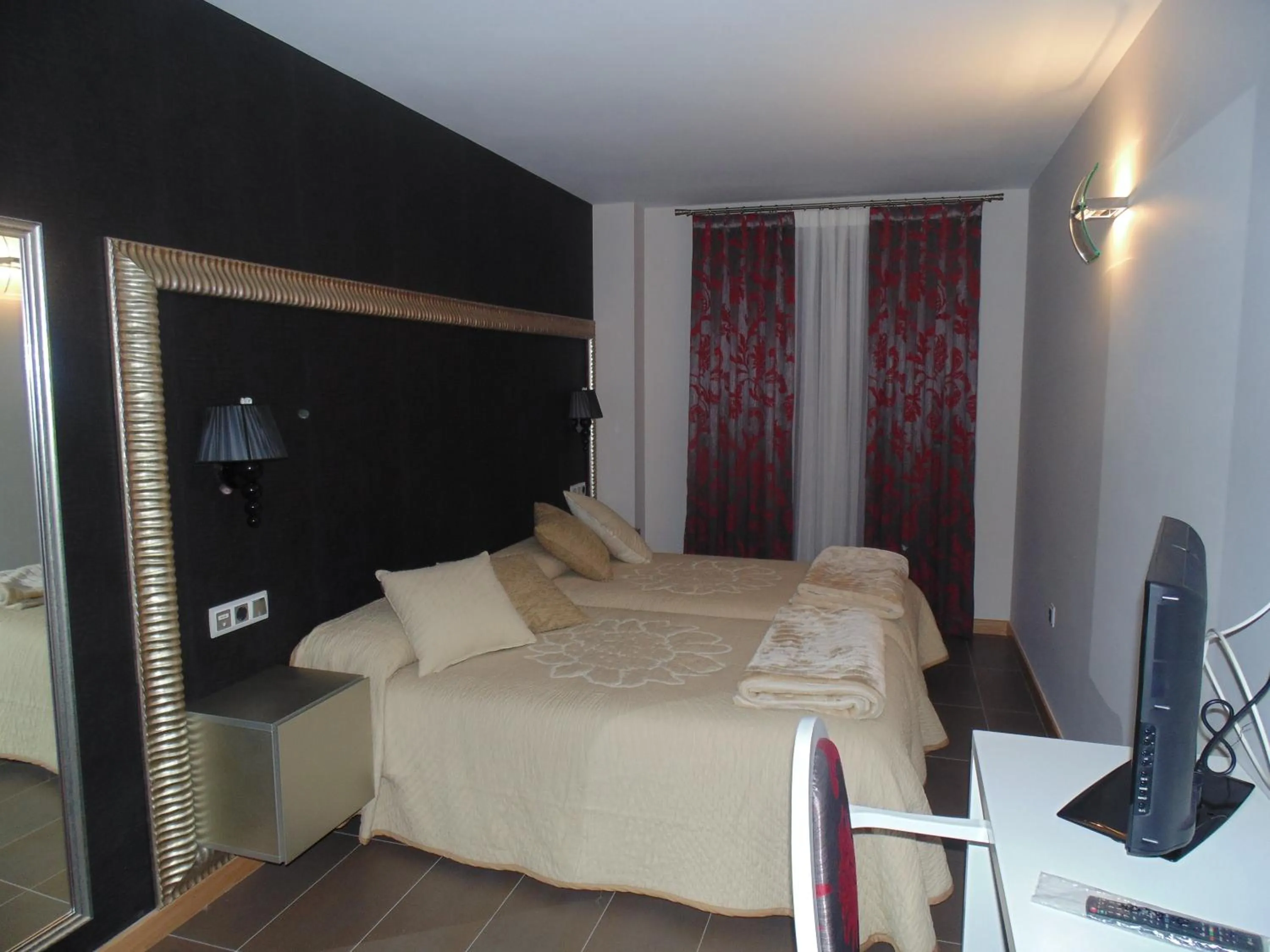 Bedroom, Bed in Hotel Ribera de Langa