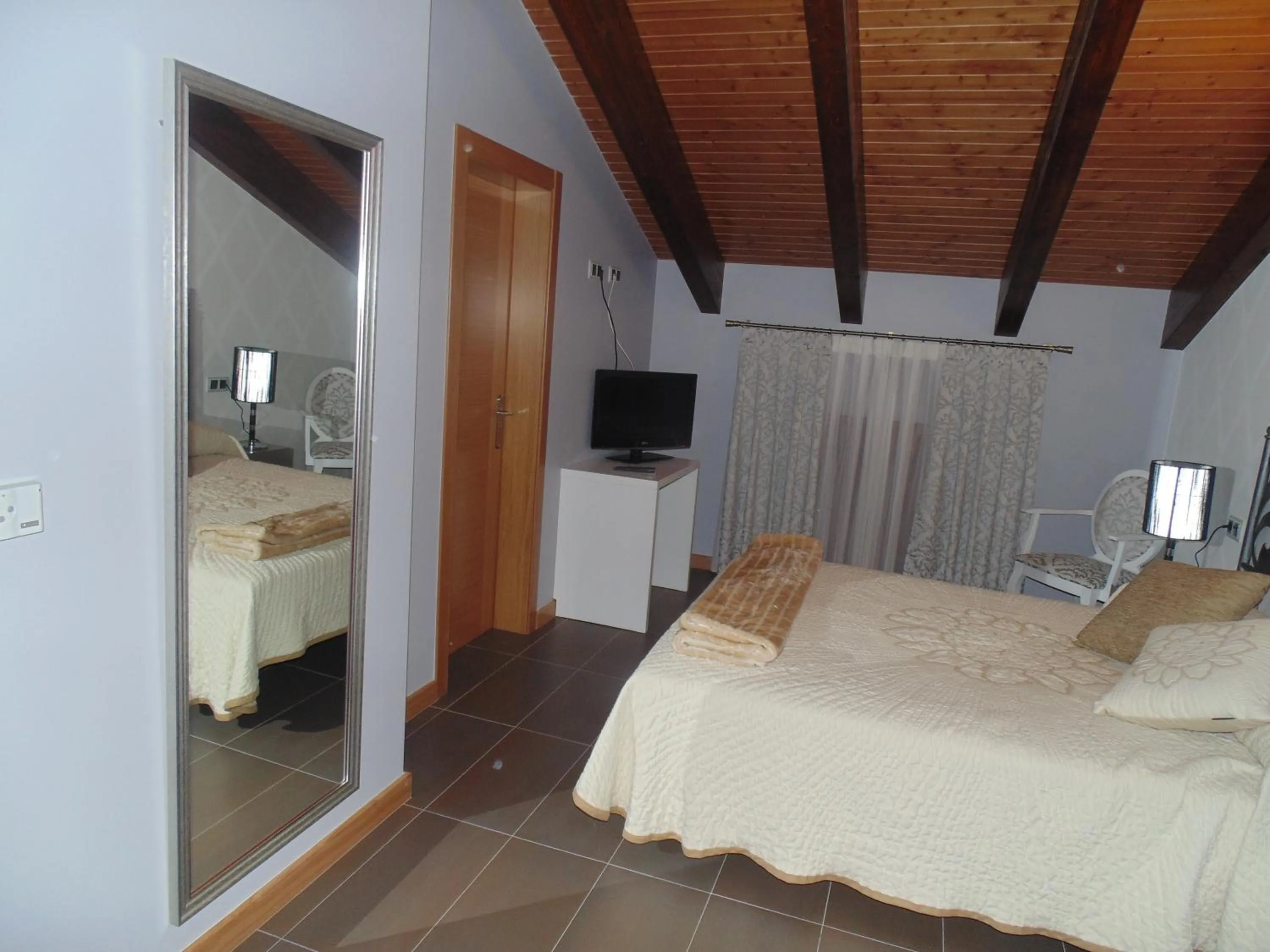 Bedroom, Bed in Hotel Ribera de Langa