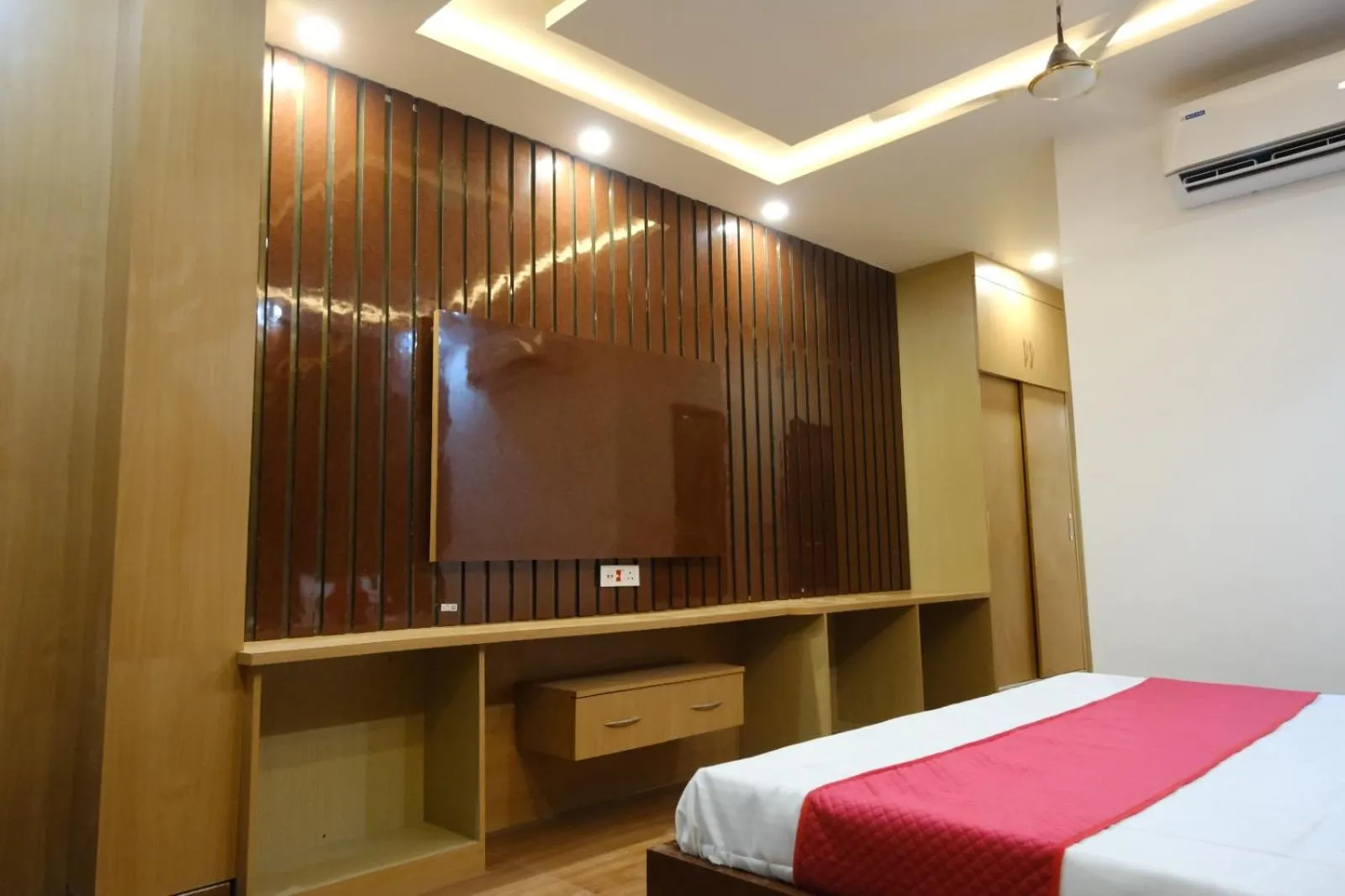 air conditioner, Bed in Hotel Golden Continental