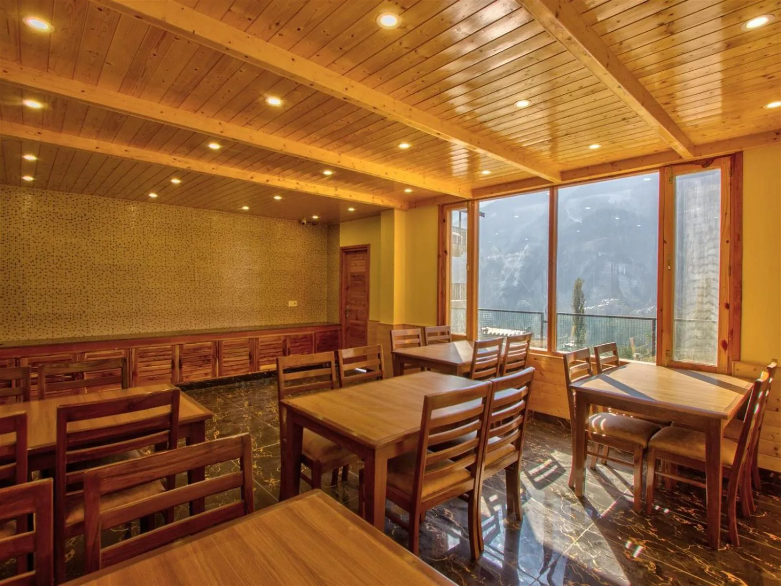 Restaurant/places to eat in Golden Peak Manali