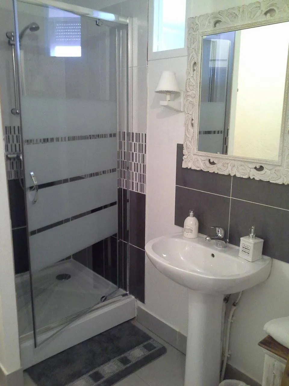 Bathroom in Le Coq En Pate