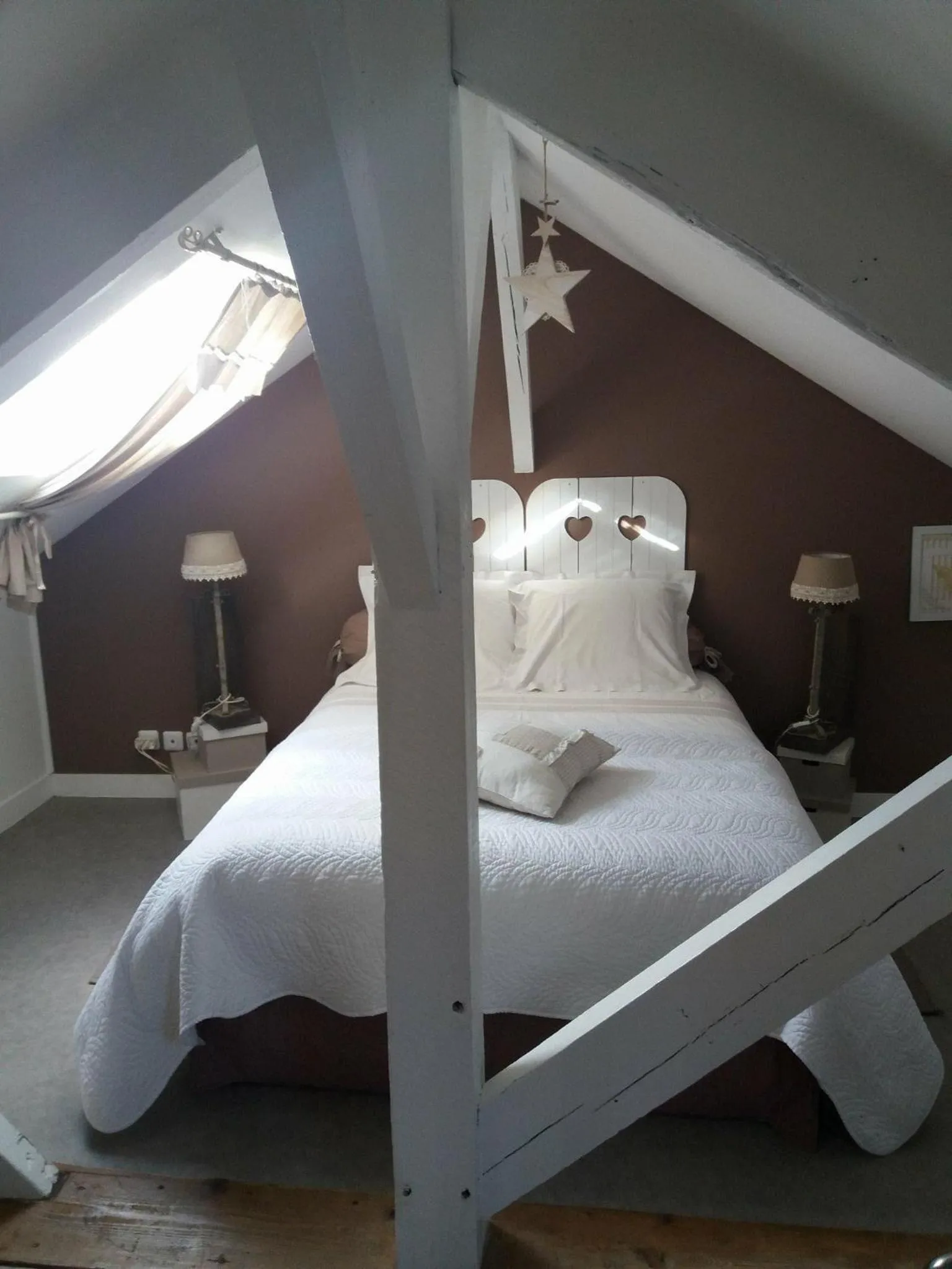 Street view, Bed in Le Coq En Pate