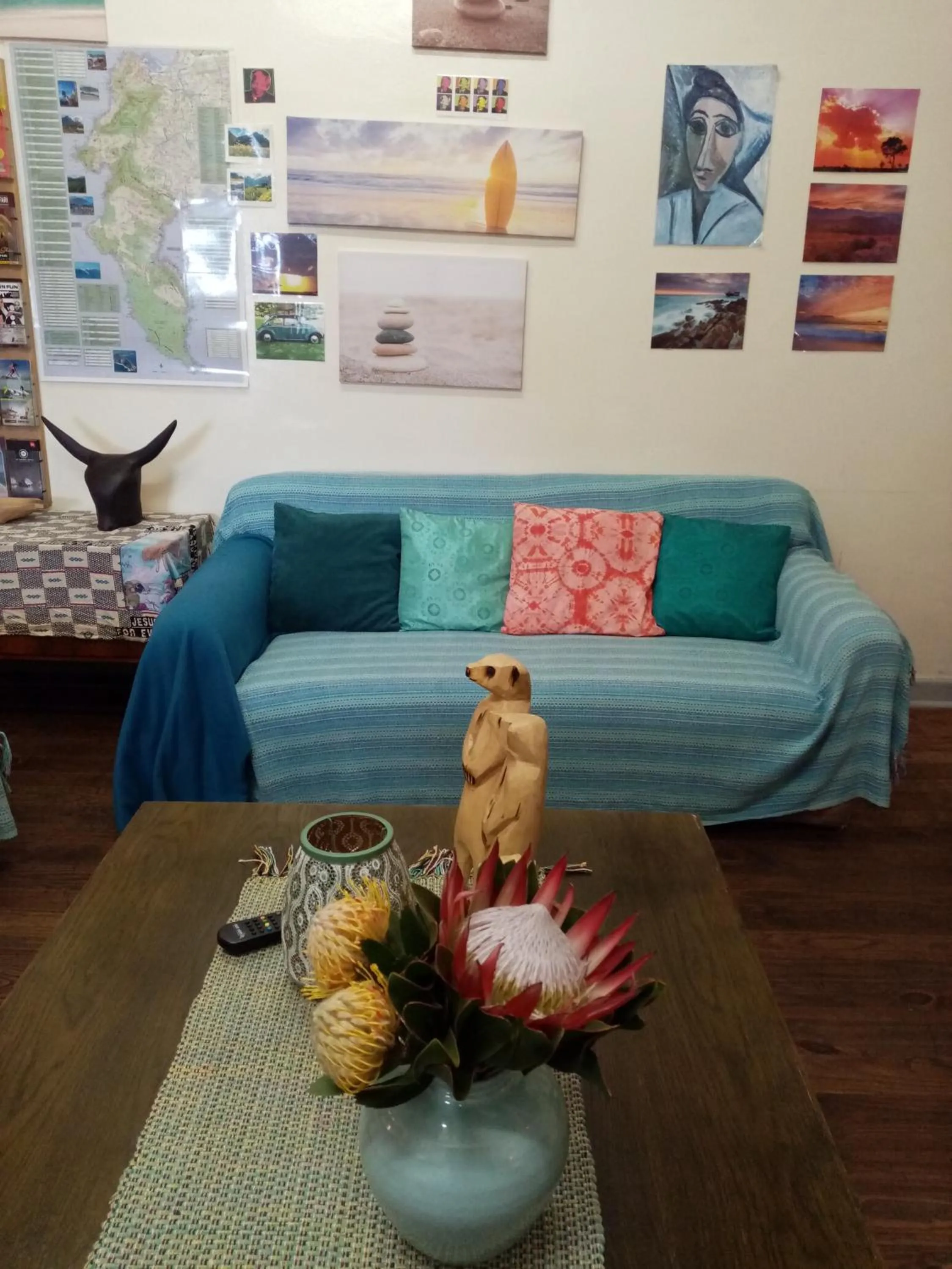 Communal lounge/ TV room in Lighthouse Farm Backpackers Lodge