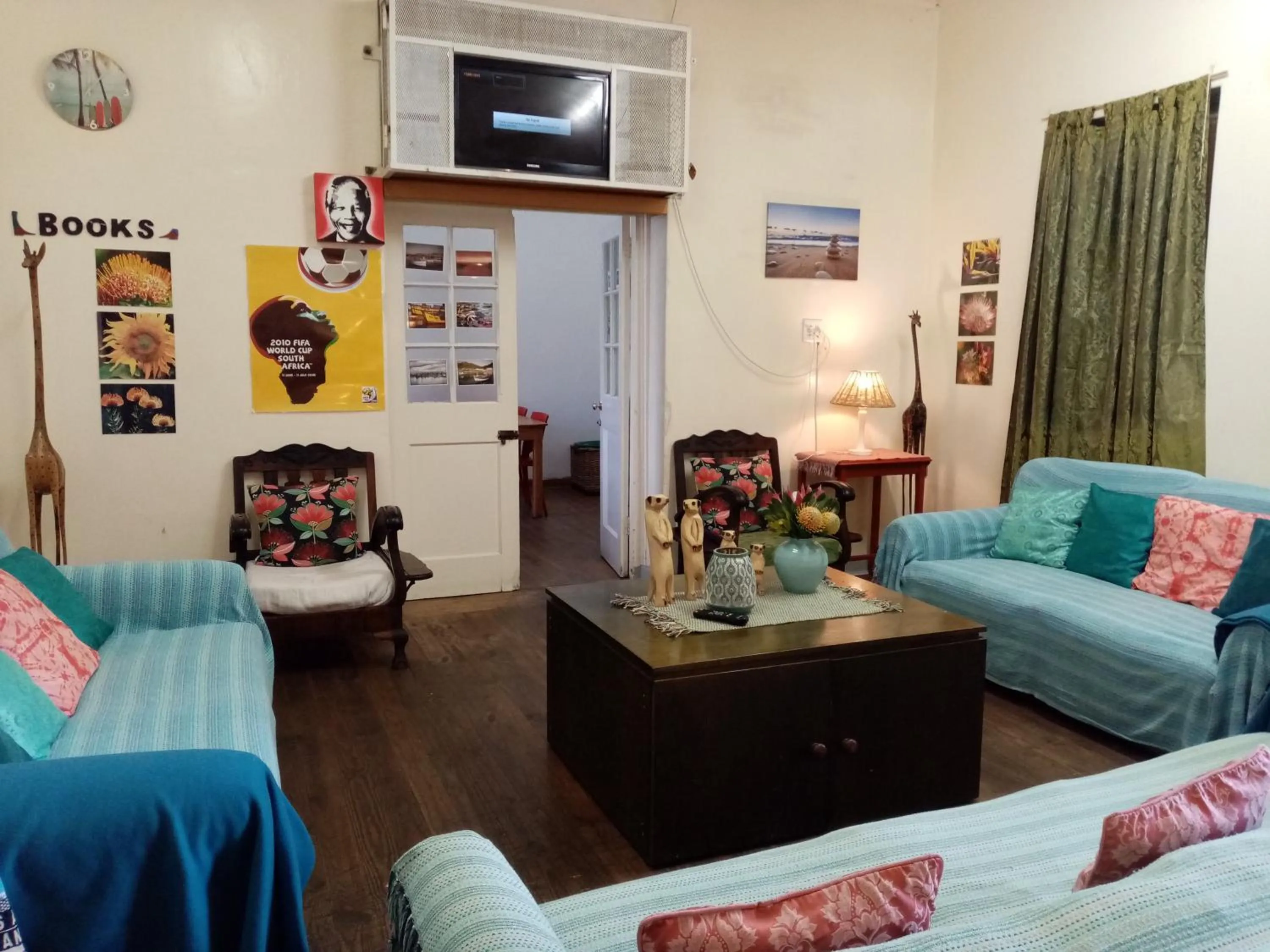 Communal lounge/ TV room in Lighthouse Farm Backpackers Lodge