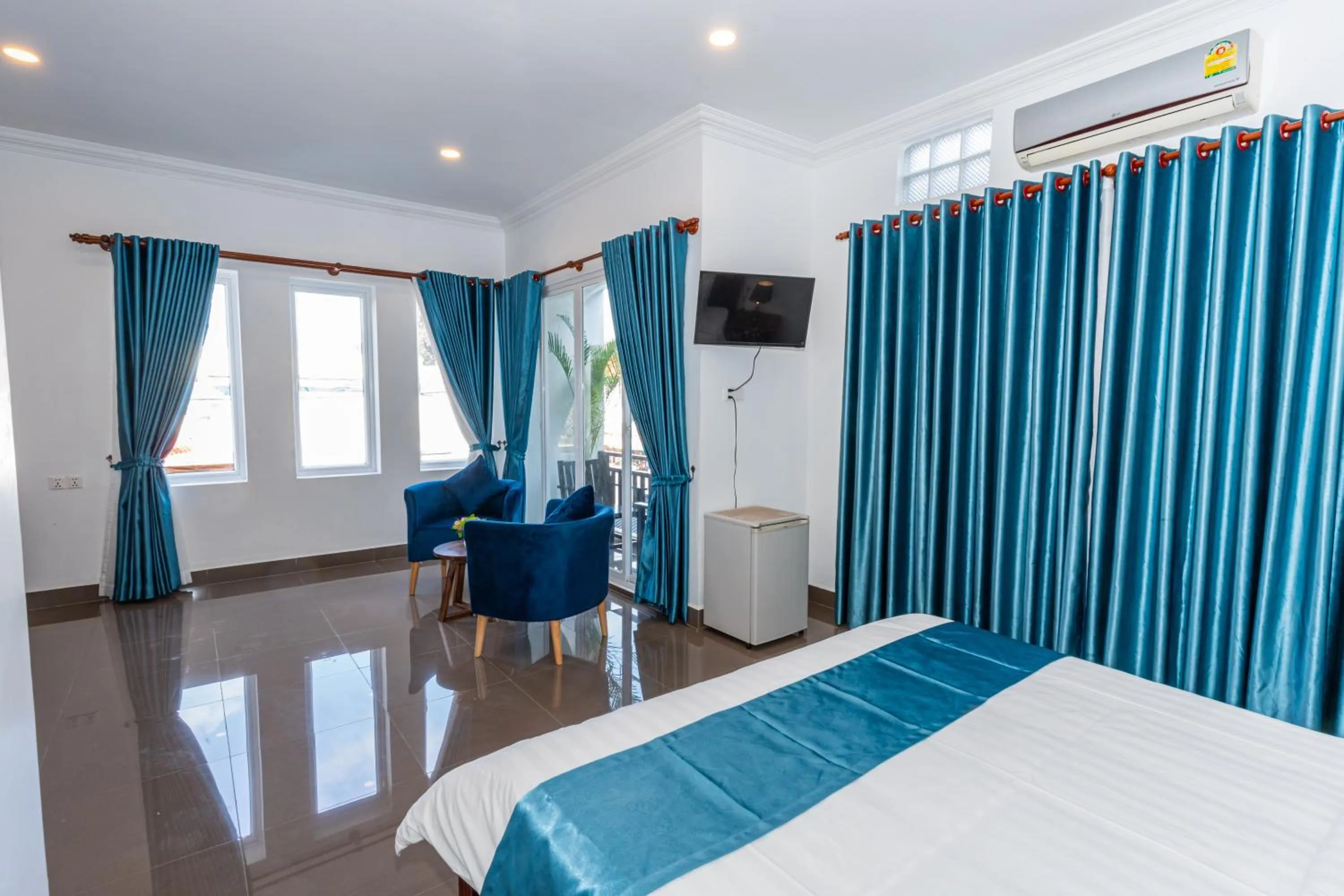 Living room, Bed in Rithy Rin Angkor Hotel