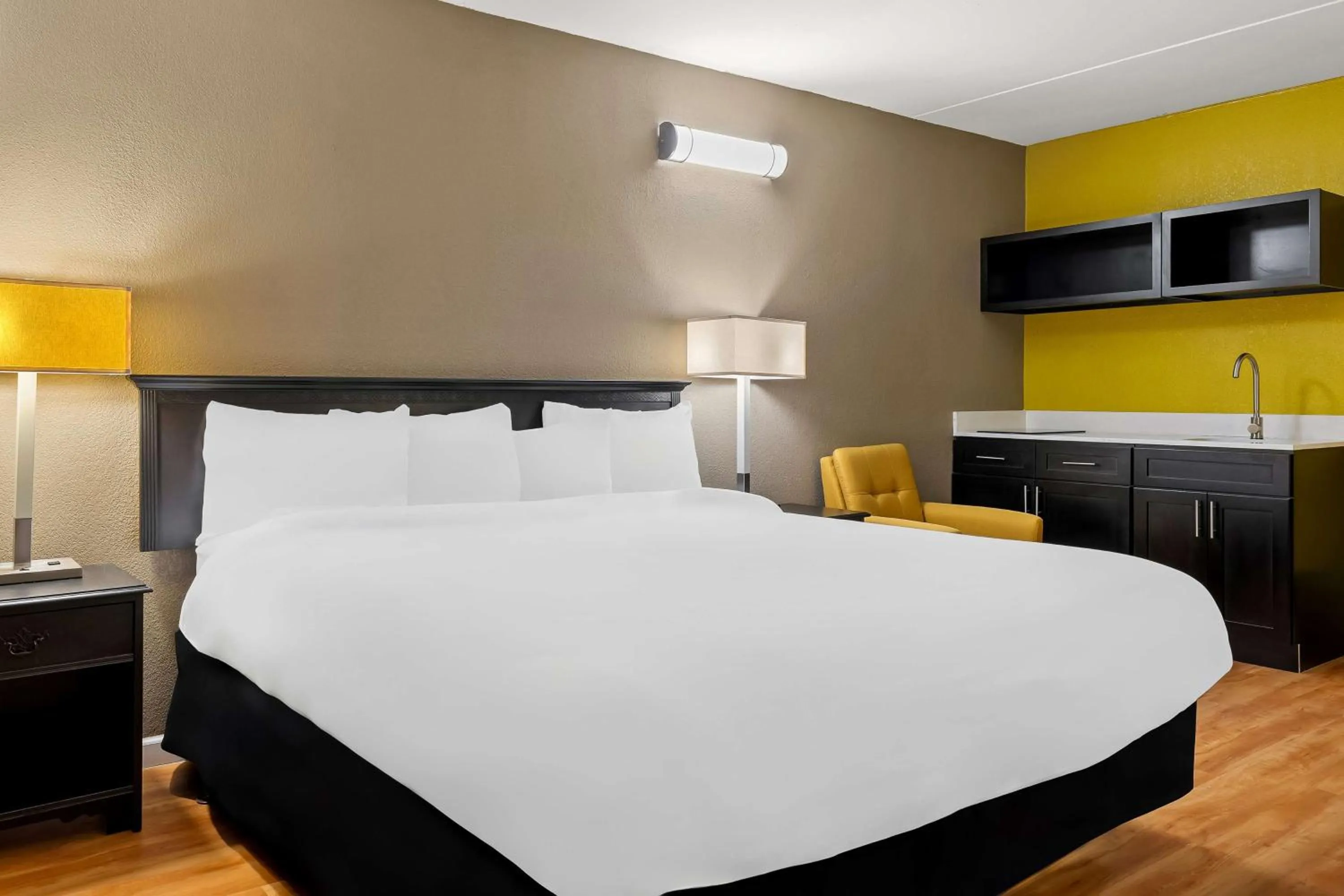 Bedroom, Bed in Signature Inn Danville