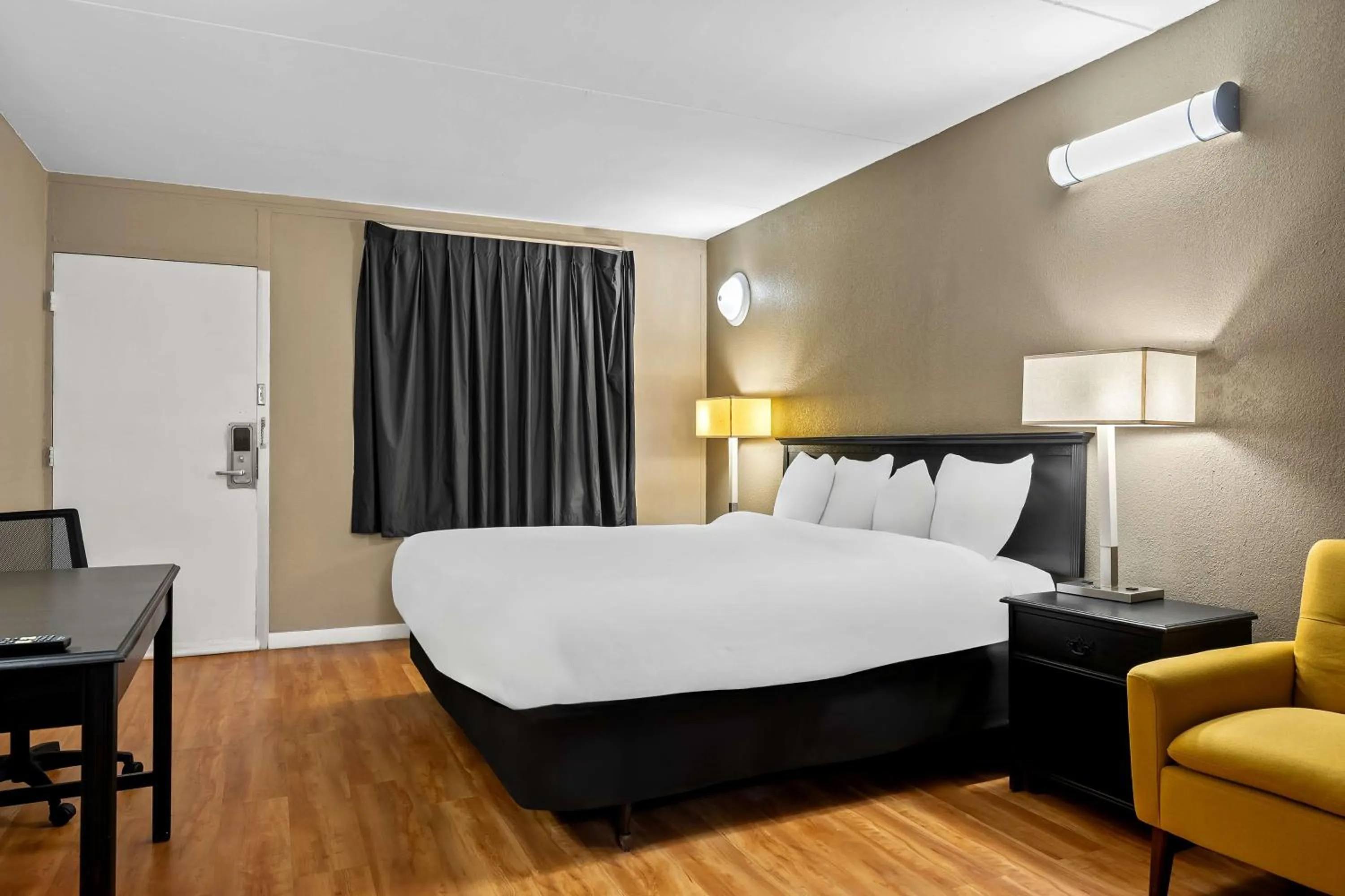 Bedroom, Bed in Signature Inn Danville