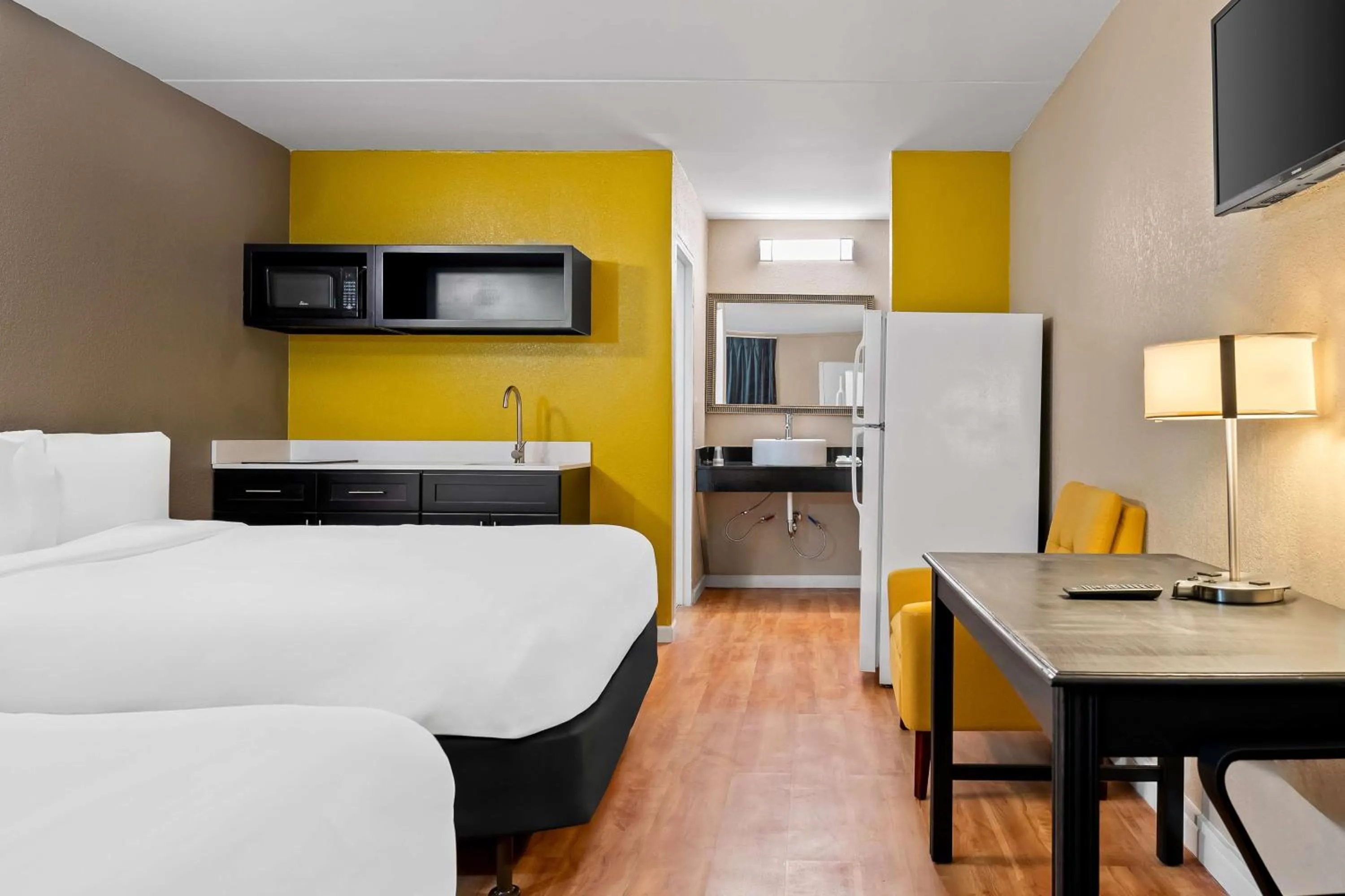 Bedroom, Bed in Signature Inn Danville