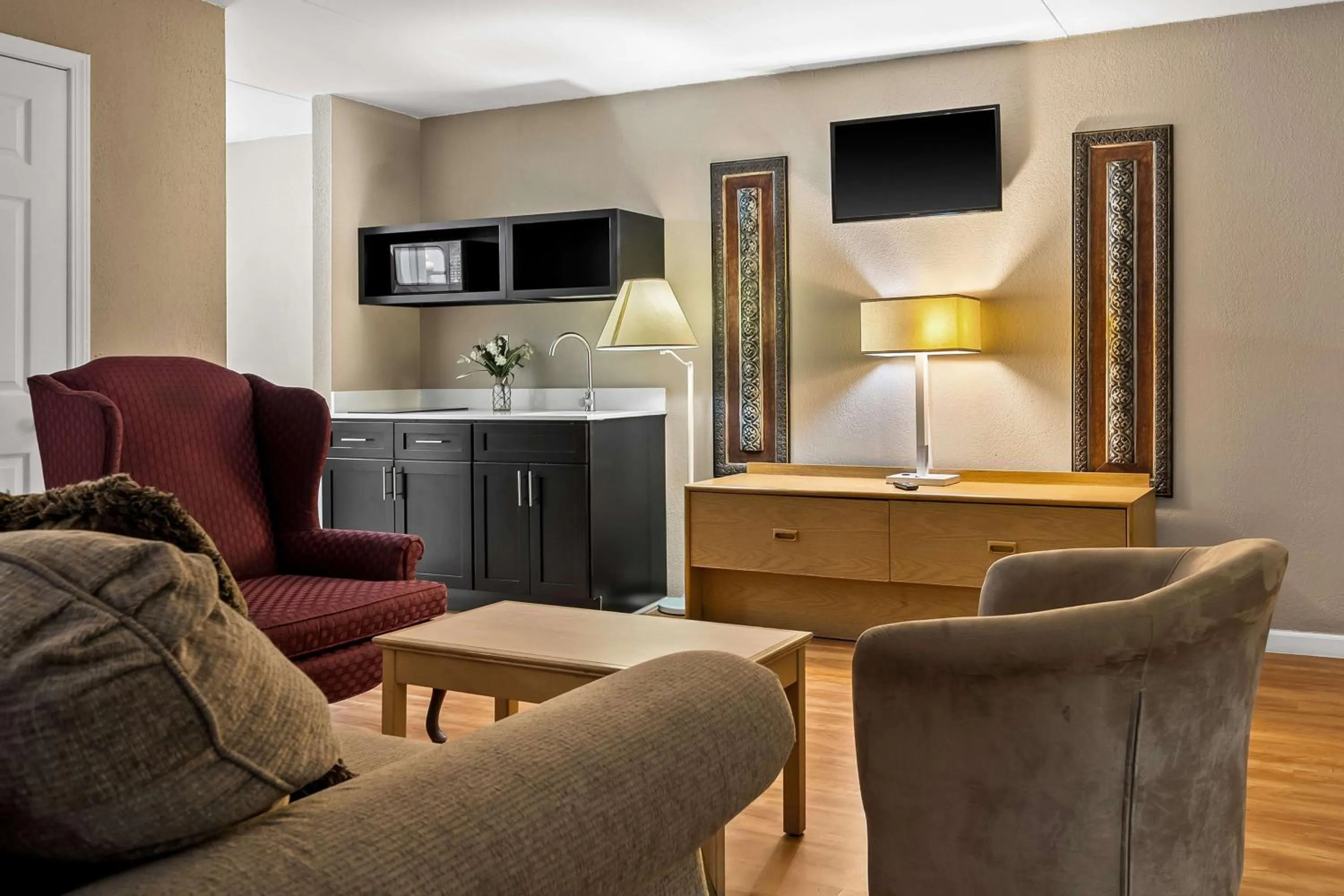 Kitchen or kitchenette in Signature Inn Danville