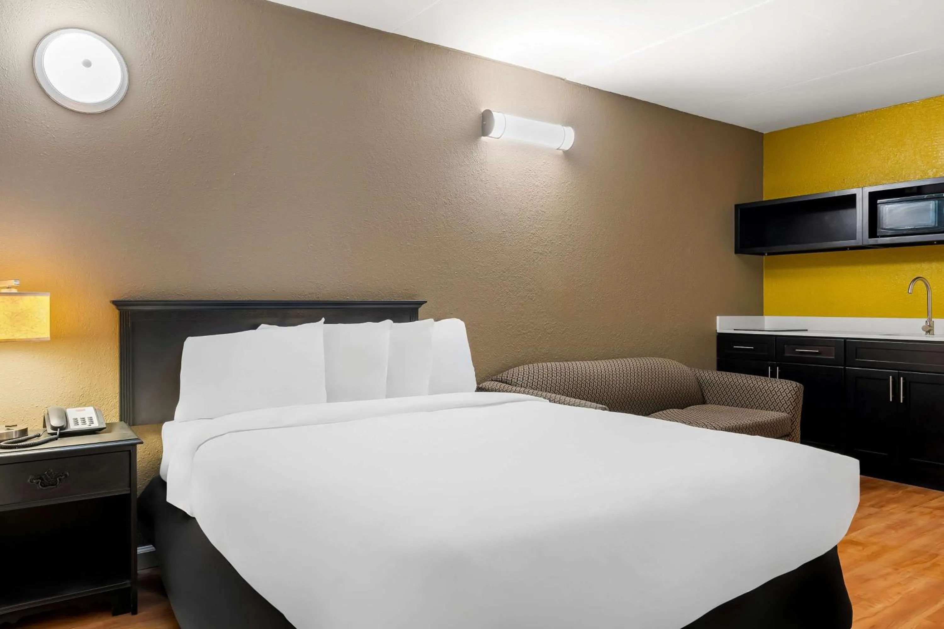 Bedroom, Bed in Signature Inn Danville