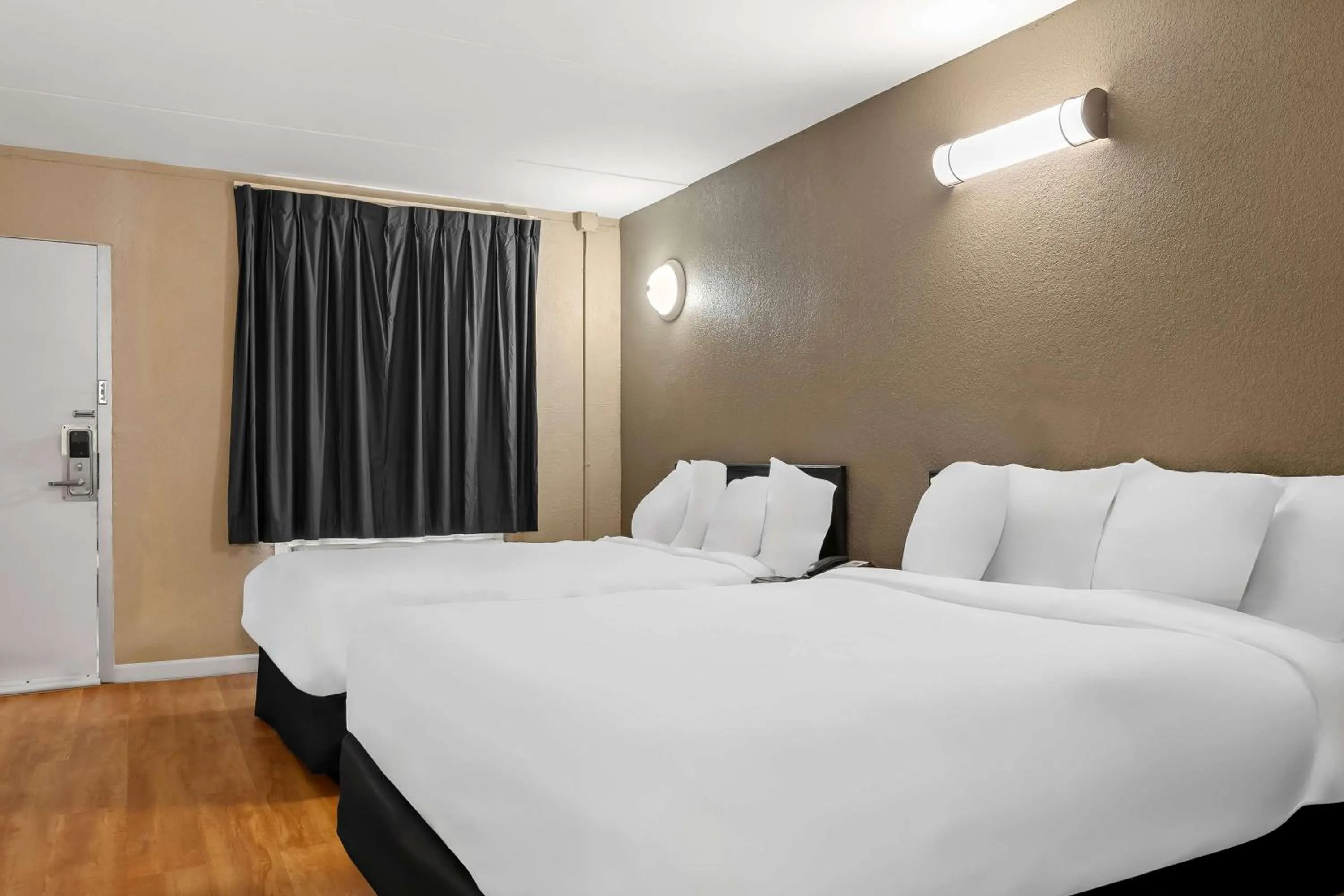 Bedroom, Bed in Signature Inn Danville