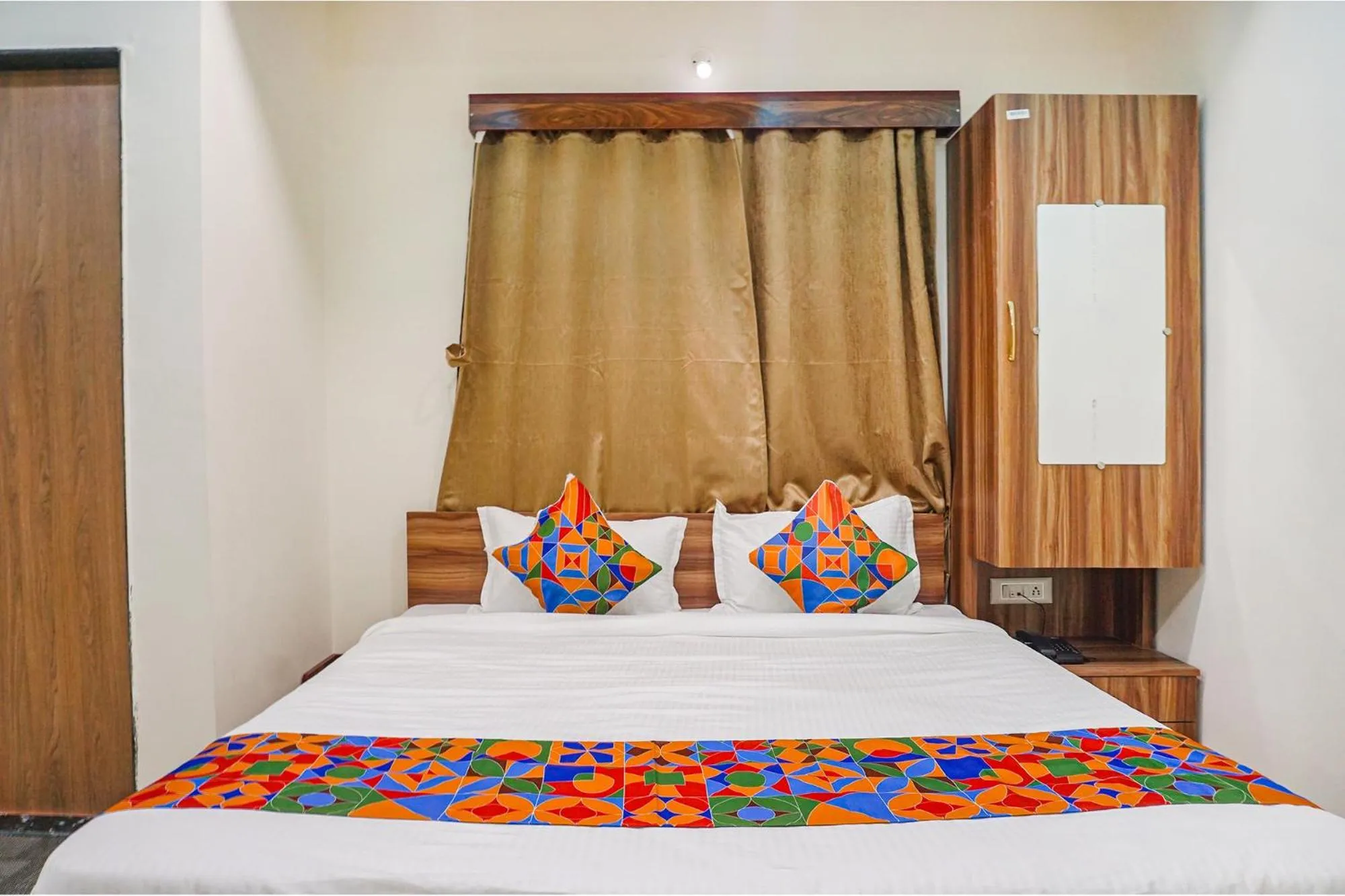 Bed in Fabhotel The Mantra inn - Nr world trade center