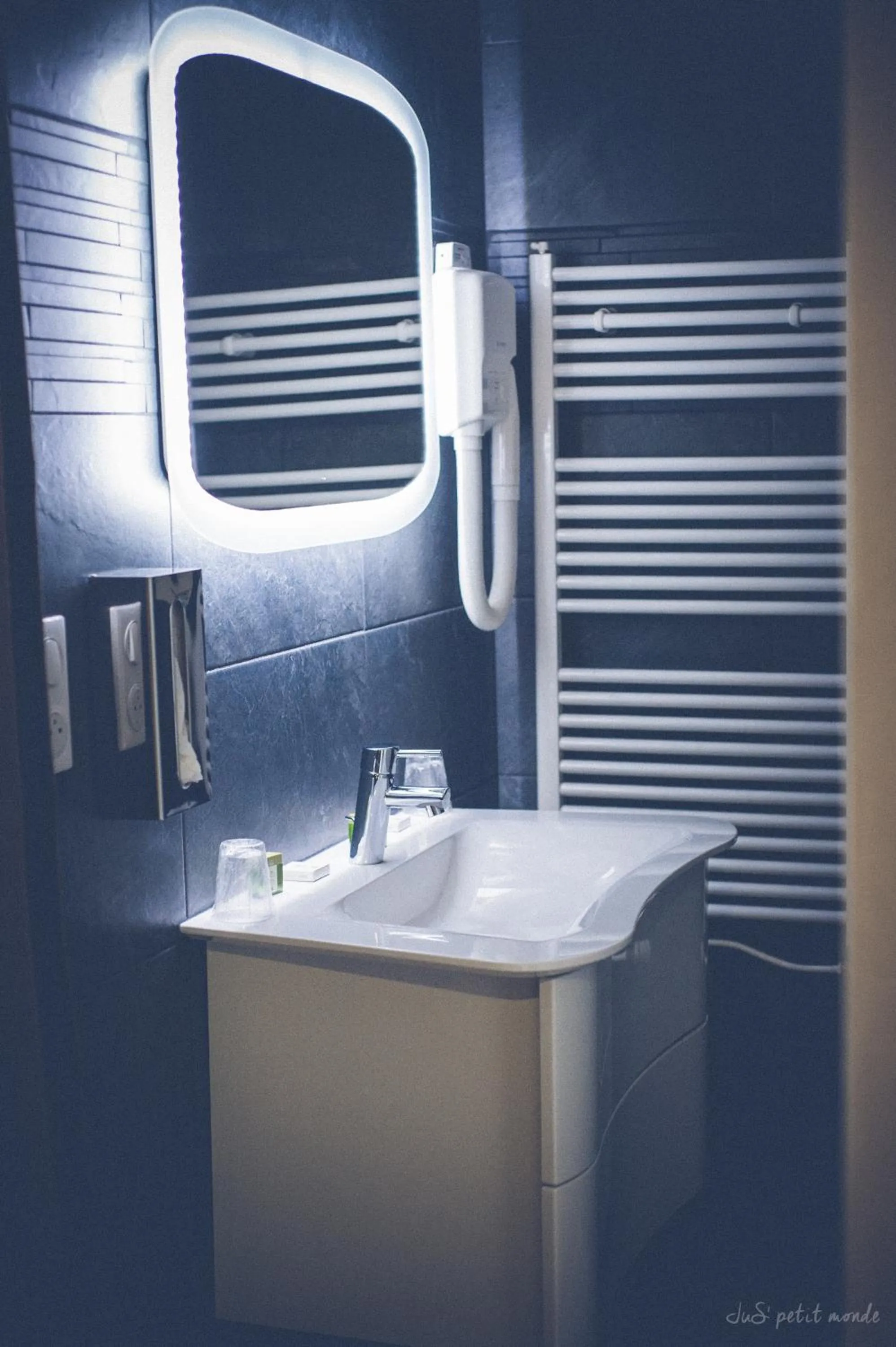 Bathroom in Hôtel de France