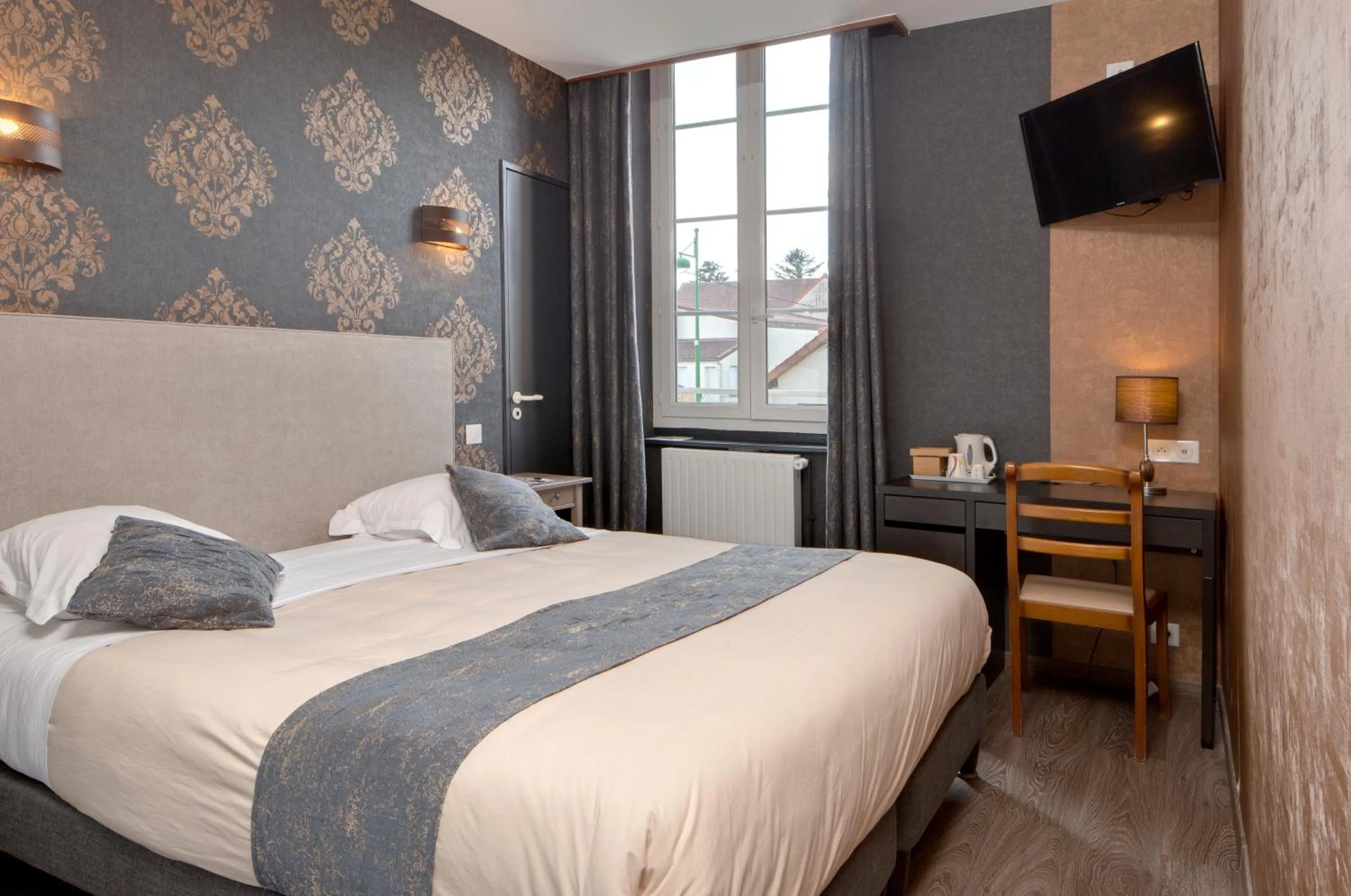 Bedroom, Bed in Hôtel de France