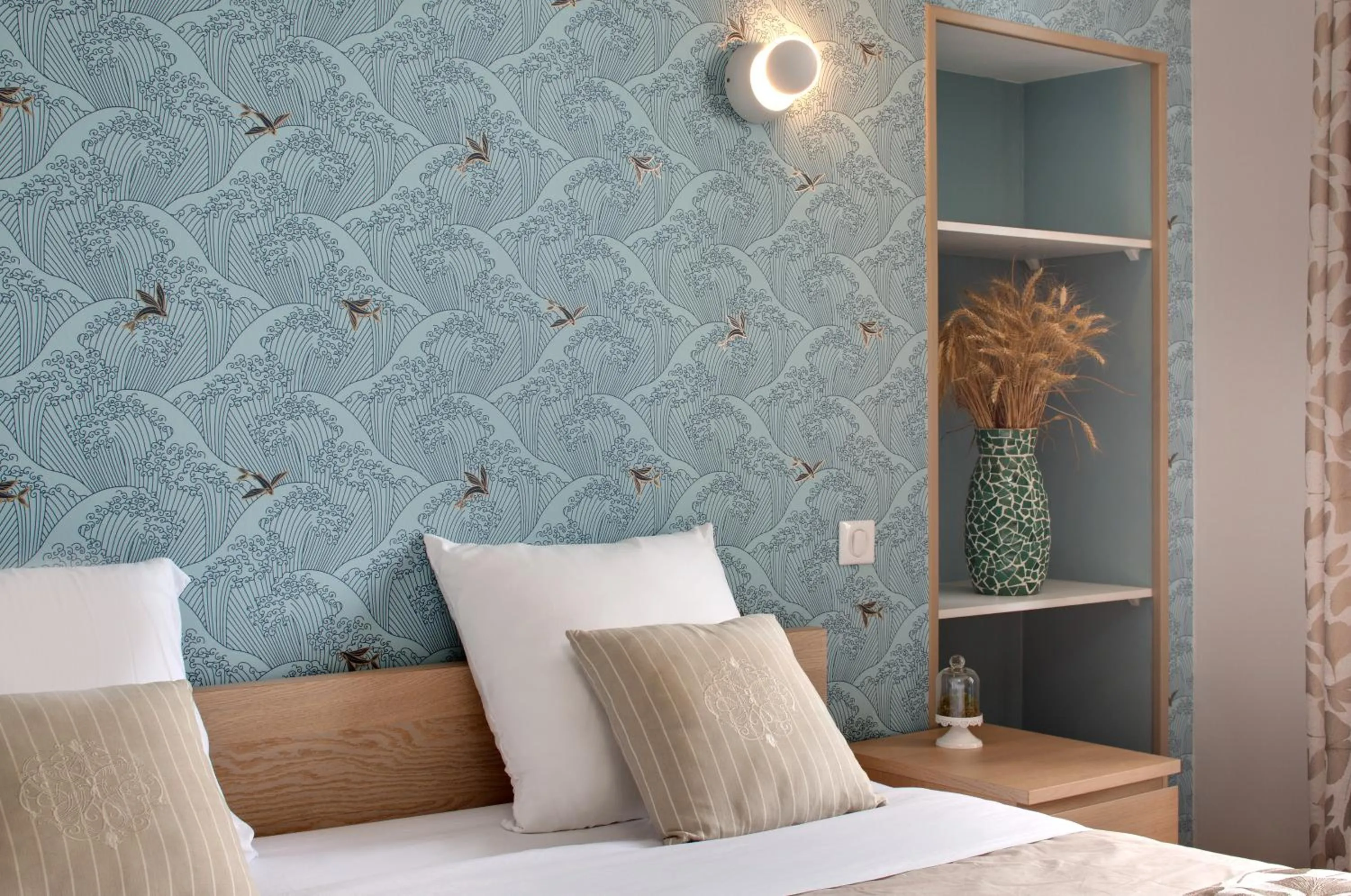 Bed in Hôtel de France