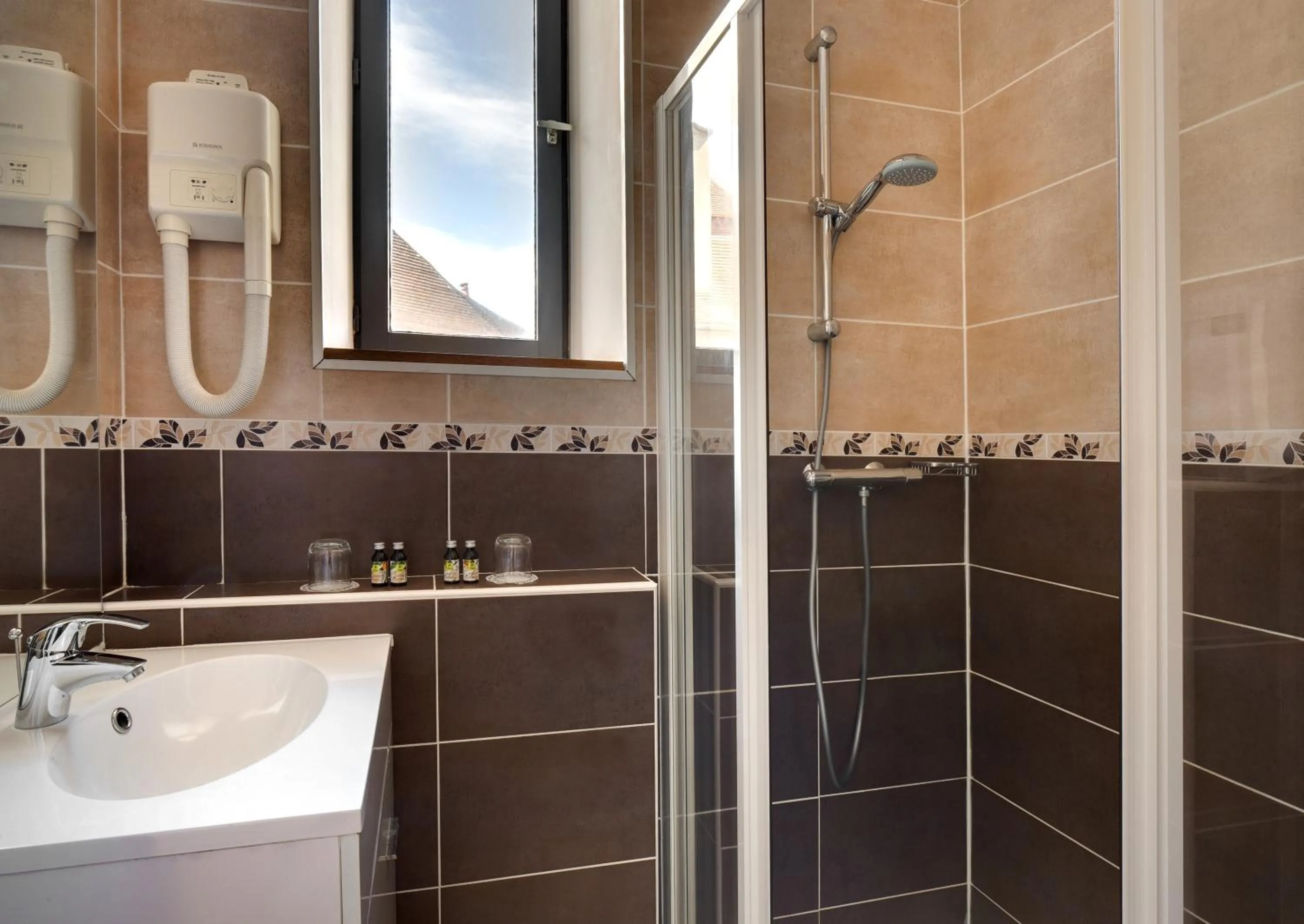 Bathroom in Hôtel de France