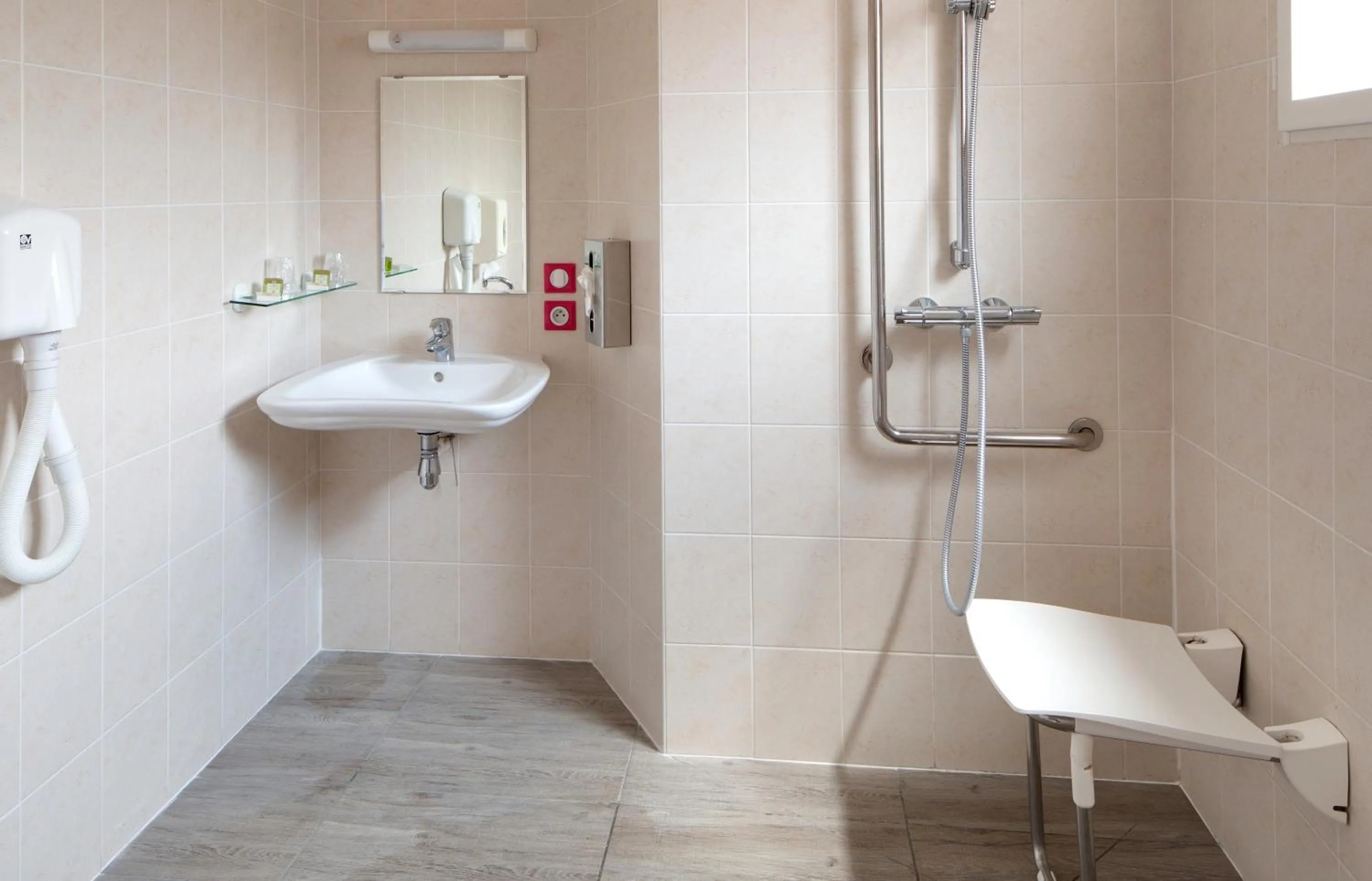 Bathroom in Hôtel de France