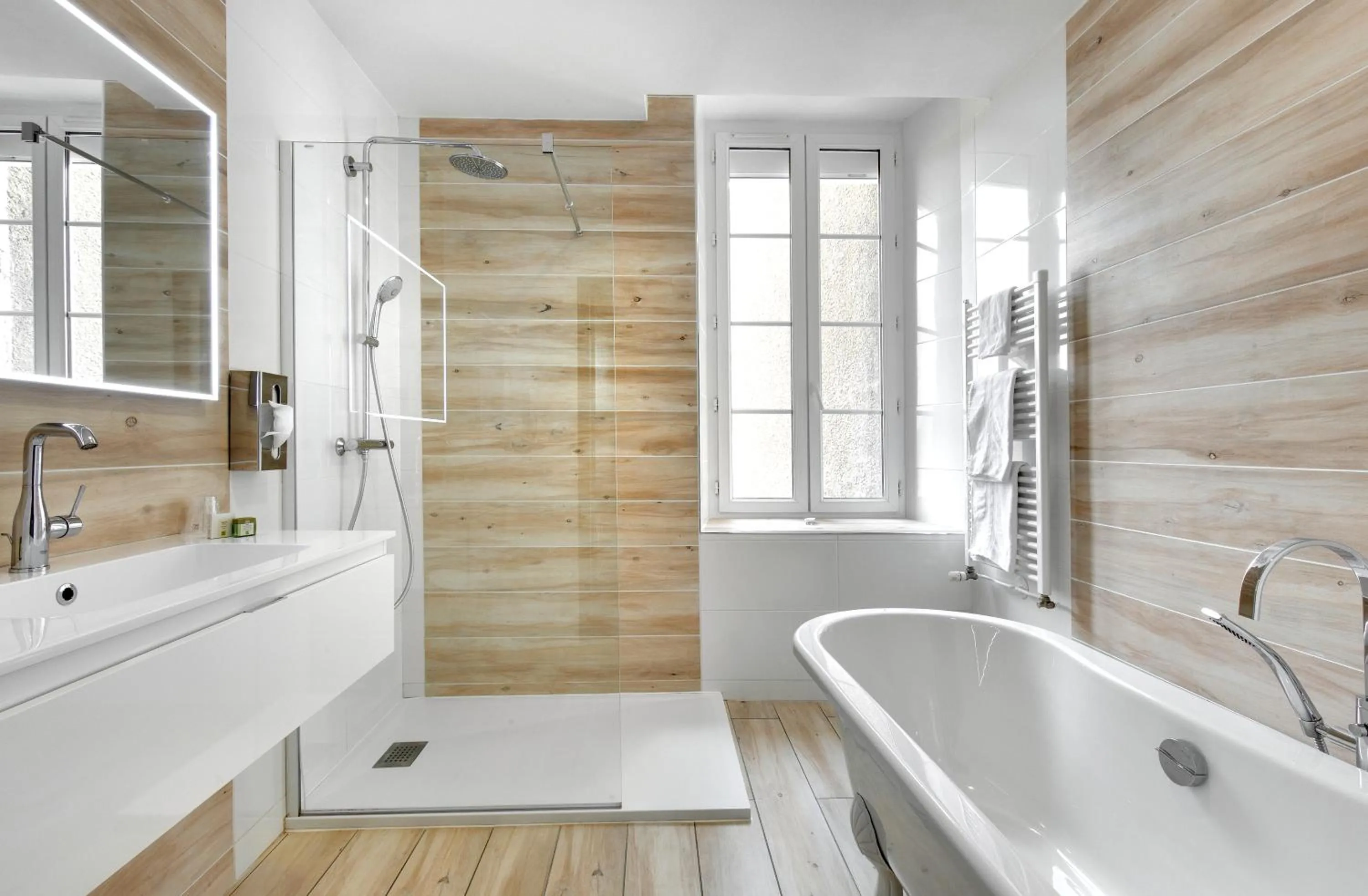 Bathroom in Hôtel de France