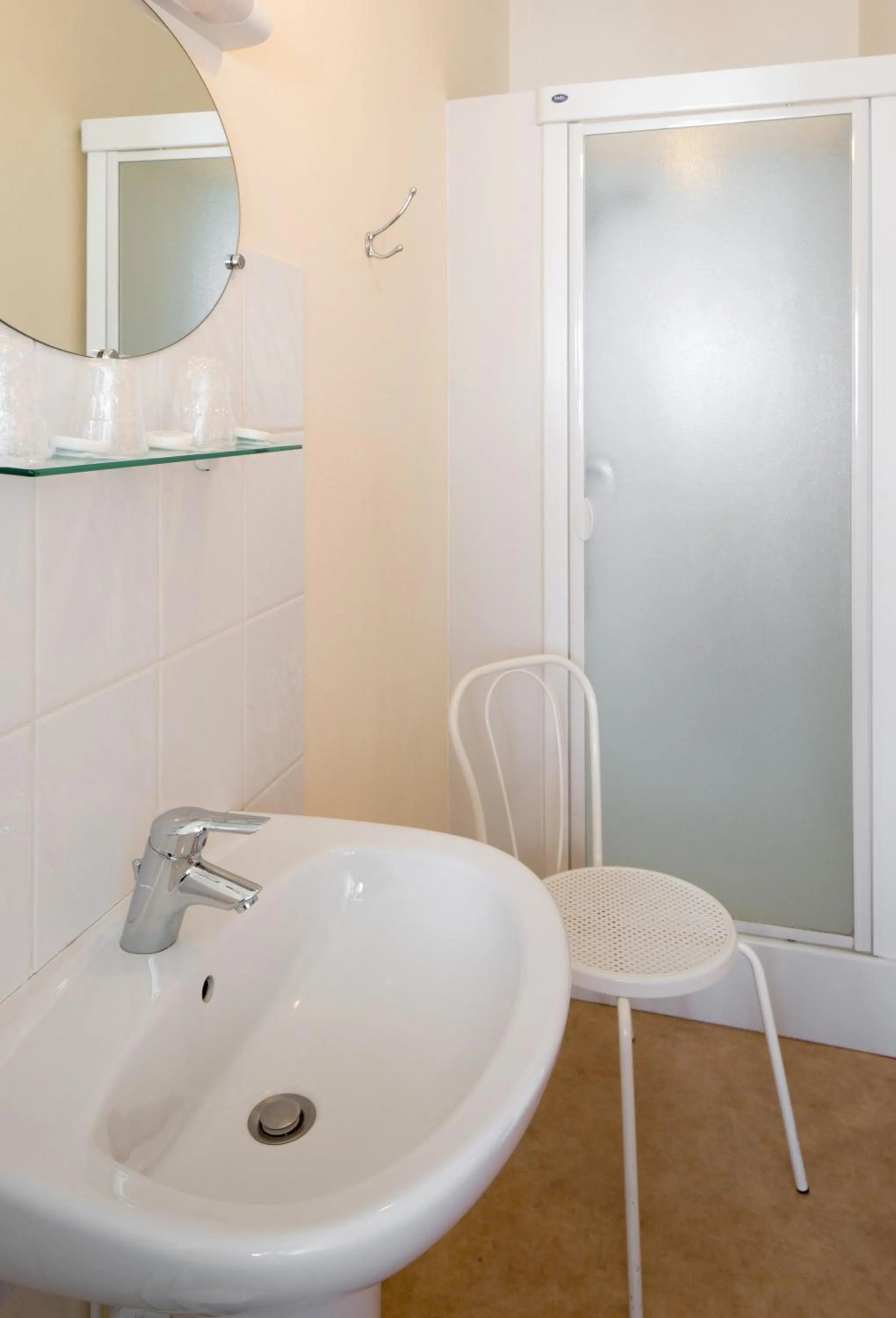 Bathroom in Hôtel de France