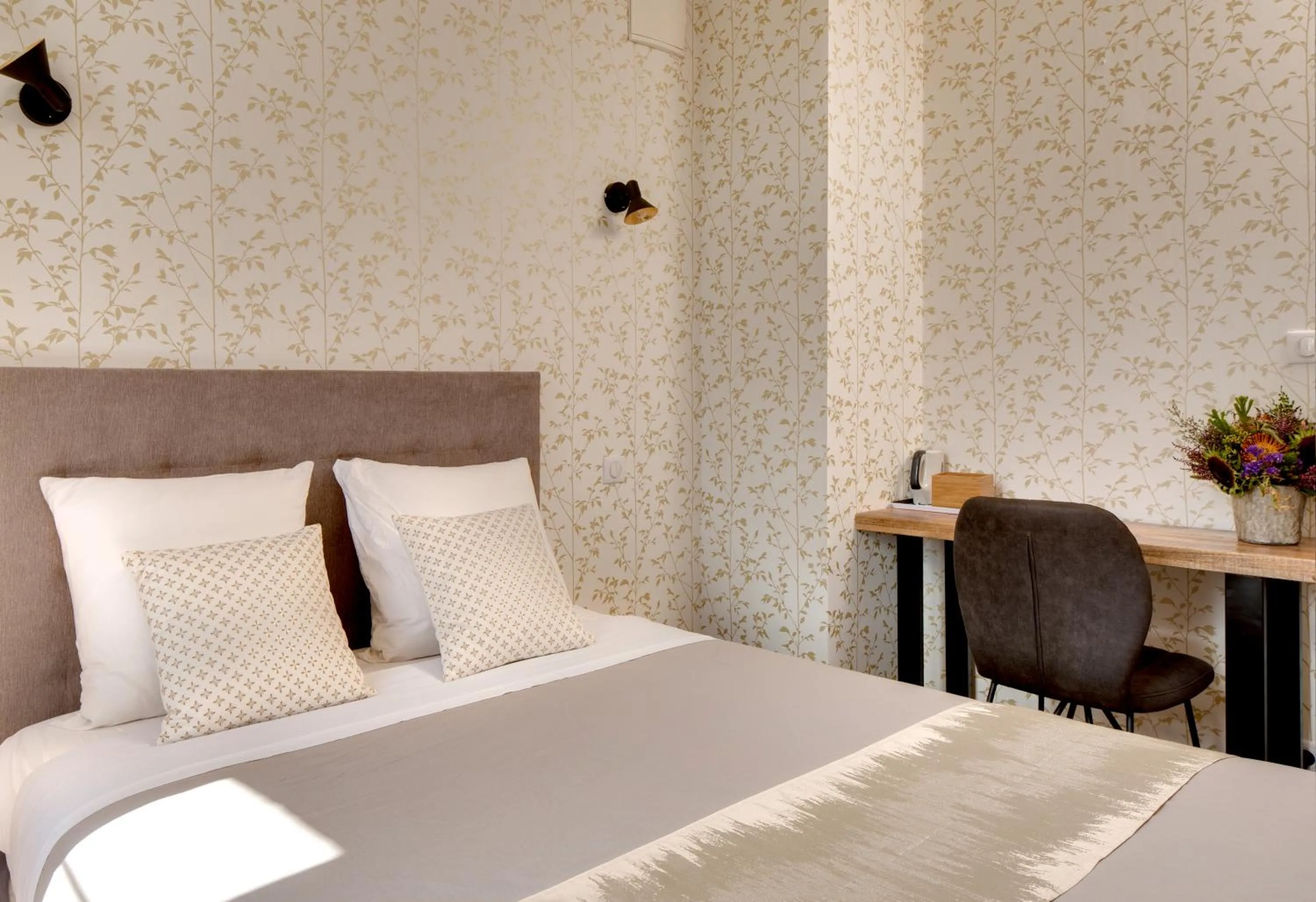 Bedroom, Bed in Hôtel de France