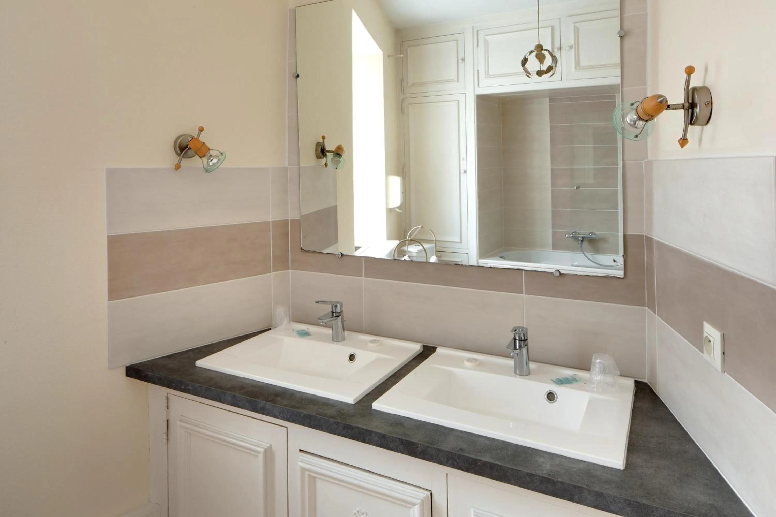 Bathroom in Hôtel de France