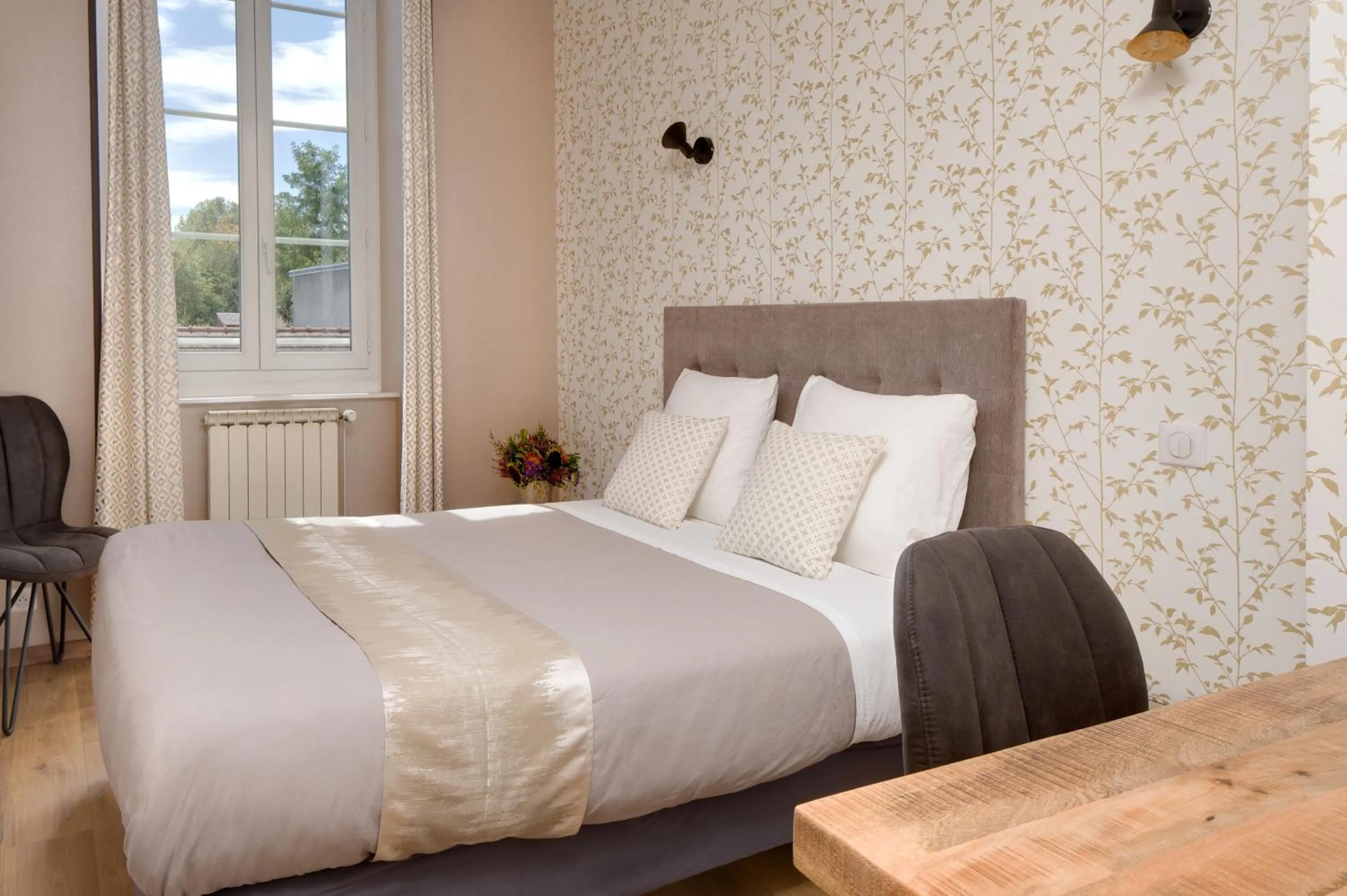 Photo of the whole room, Bed in Hôtel de France